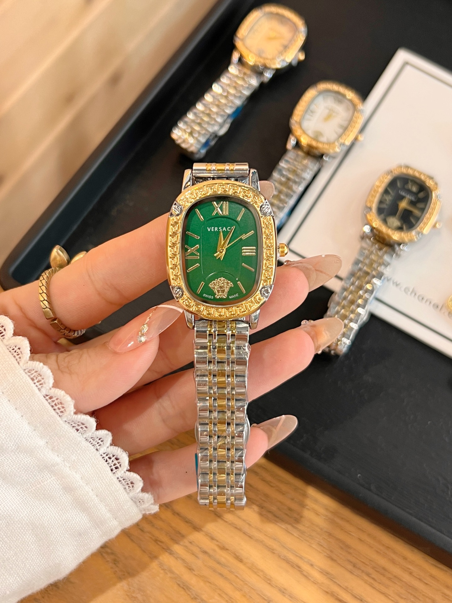 💰60 范思哲 搭配品牌标志性的美杜莎、图案作为主要的