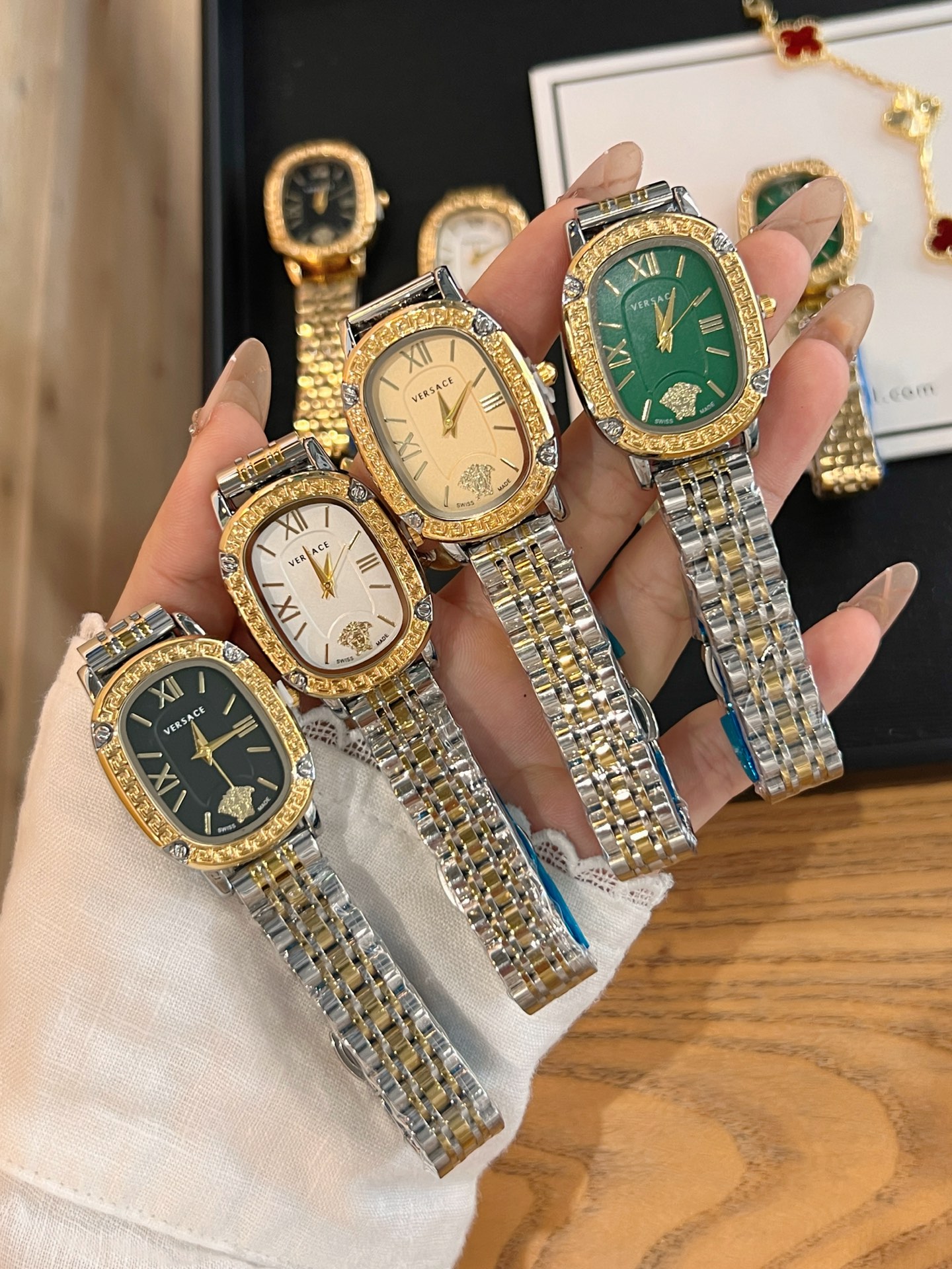 💰60 范思哲 搭配品牌标志性的美杜莎、图案作为主要的