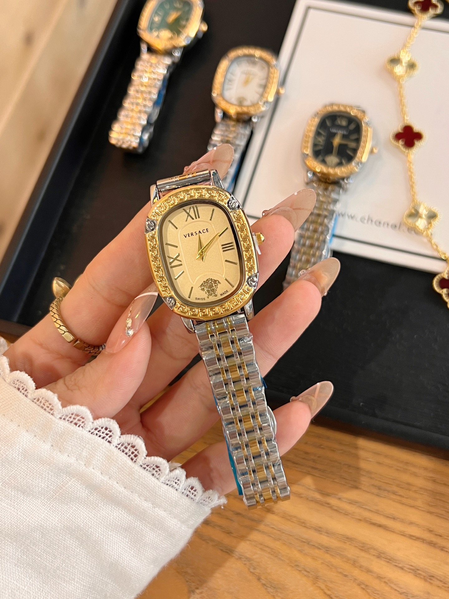 💰60 范思哲 搭配品牌标志性的美杜莎、图案作为主要的