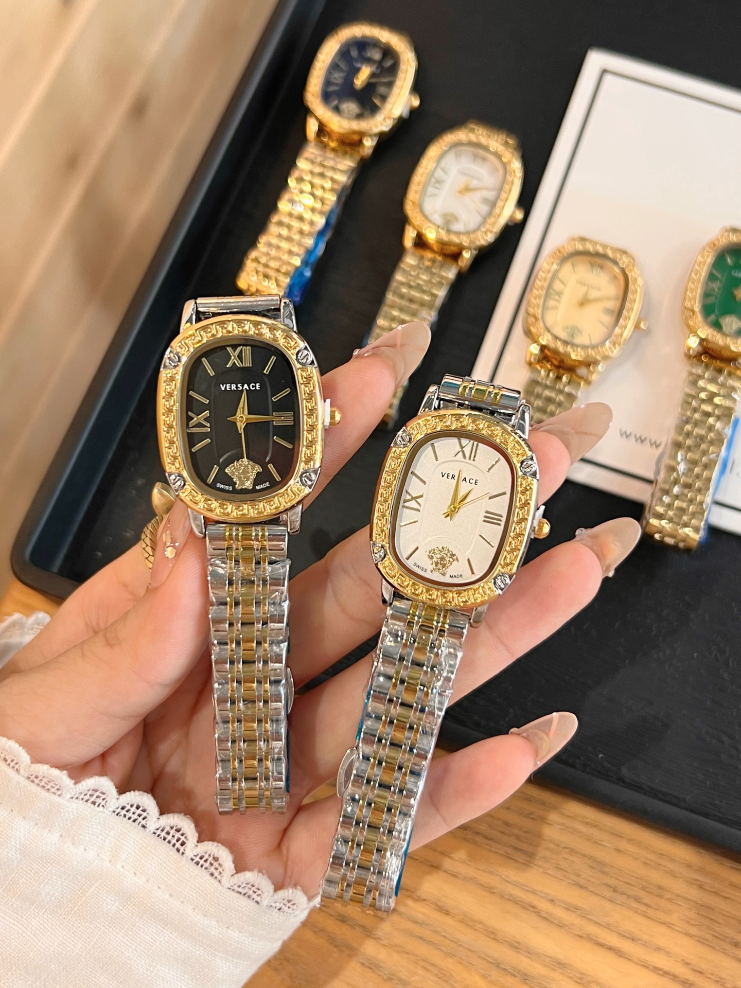 💰60 范思哲 搭配品牌标志性的美杜莎、图案作为主要的