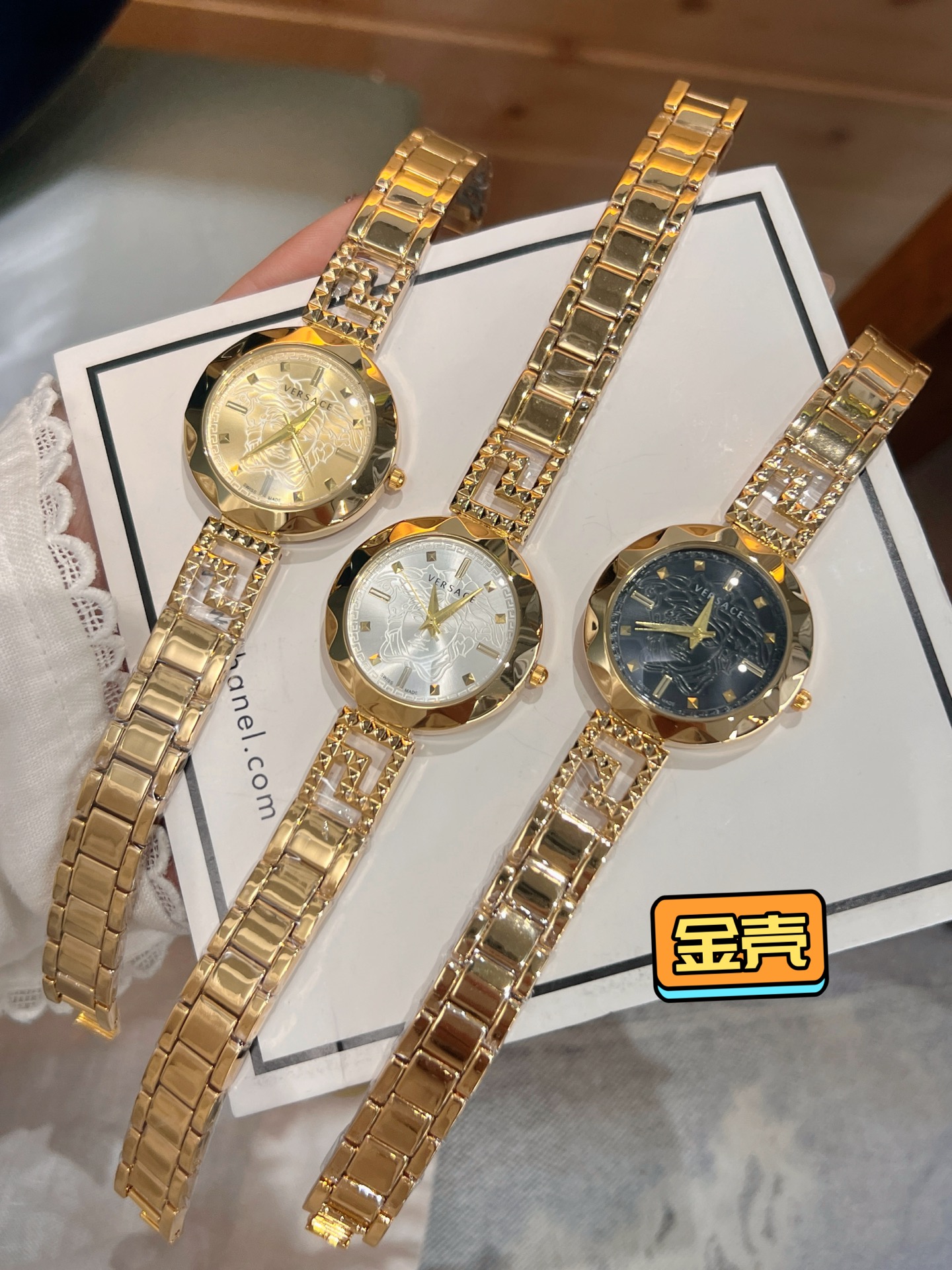 💰45 范思哲 🦁搭配品牌标志性的美杜莎、图案作为主