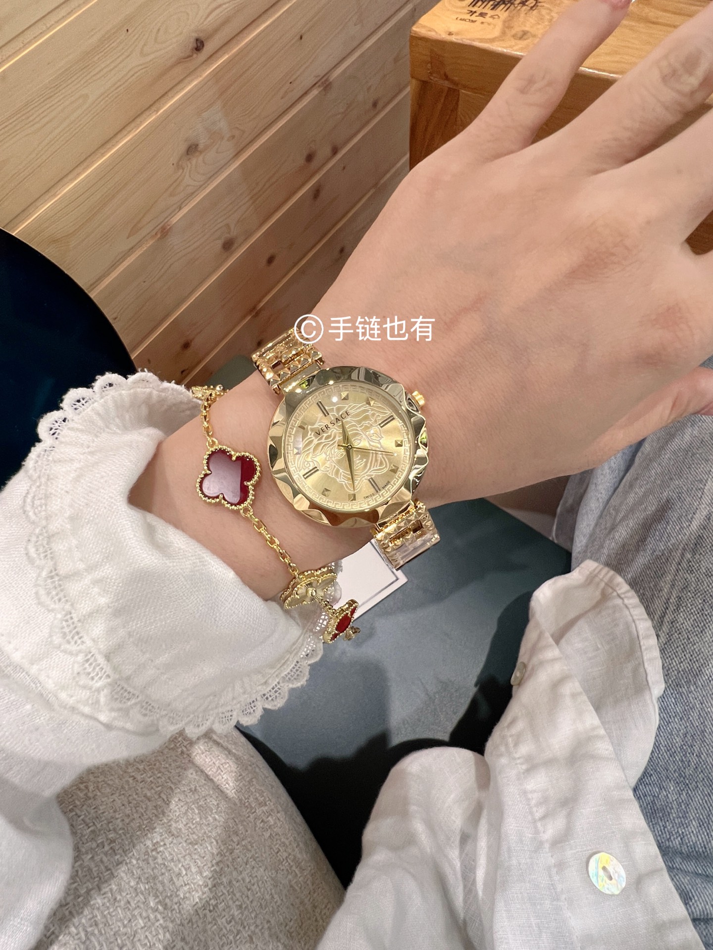 💰45 范思哲 🦁搭配品牌标志性的美杜莎、图案作为主