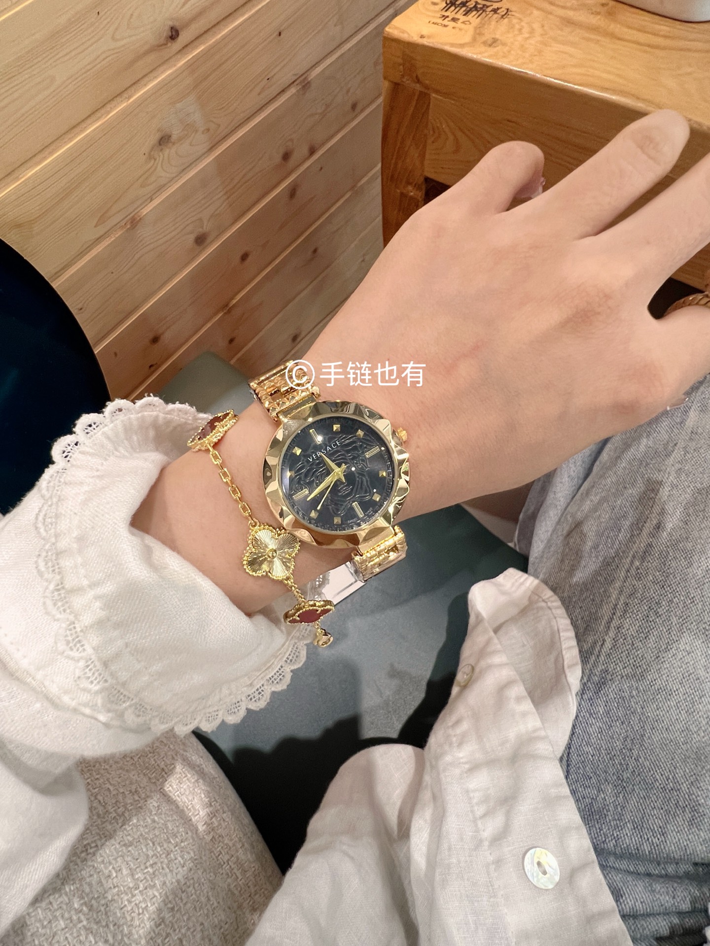 💰45 范思哲 🦁搭配品牌标志性的美杜莎、图案作为主