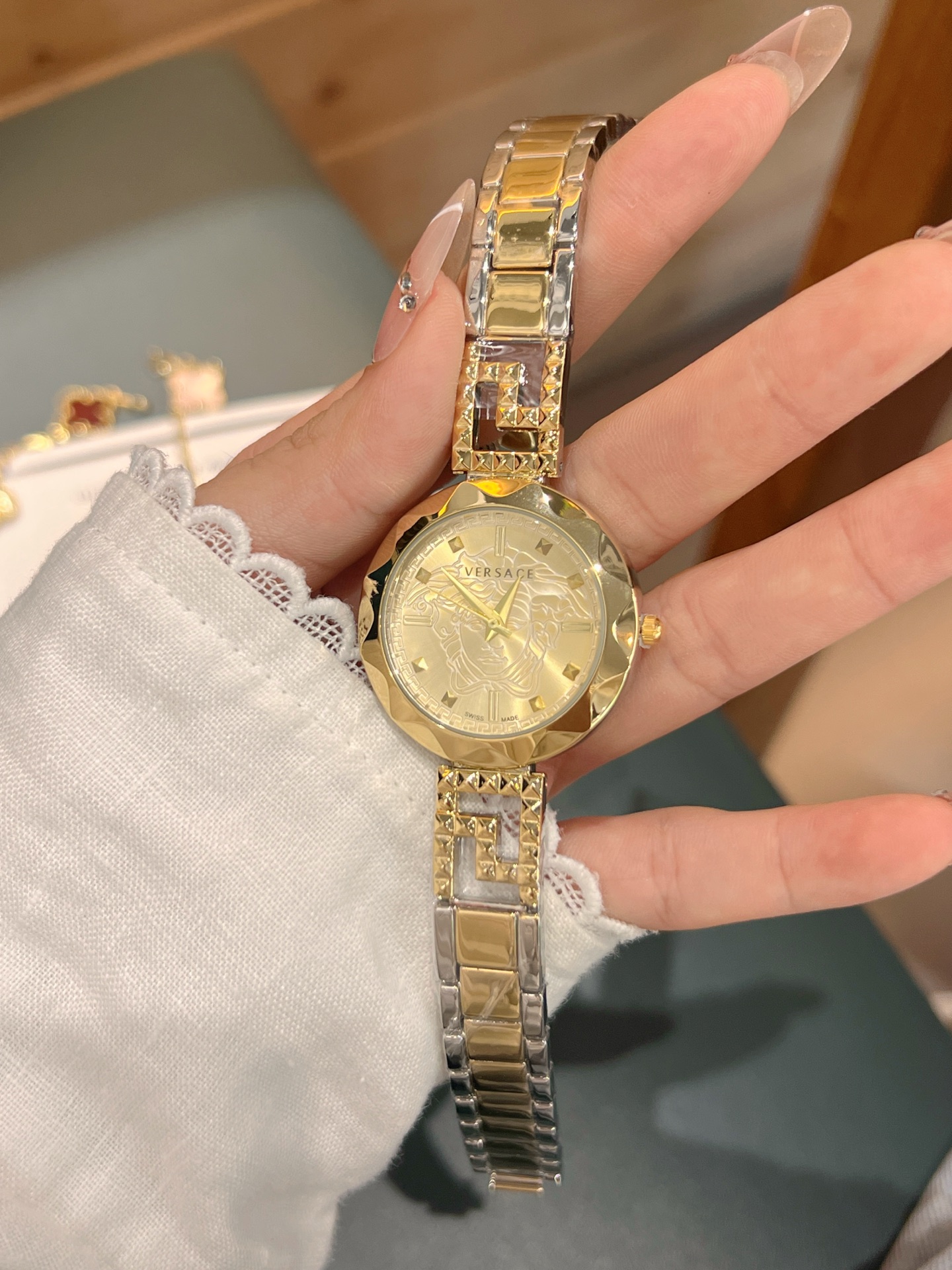 💰45 范思哲 🦁搭配品牌标志性的美杜莎、图案作为主