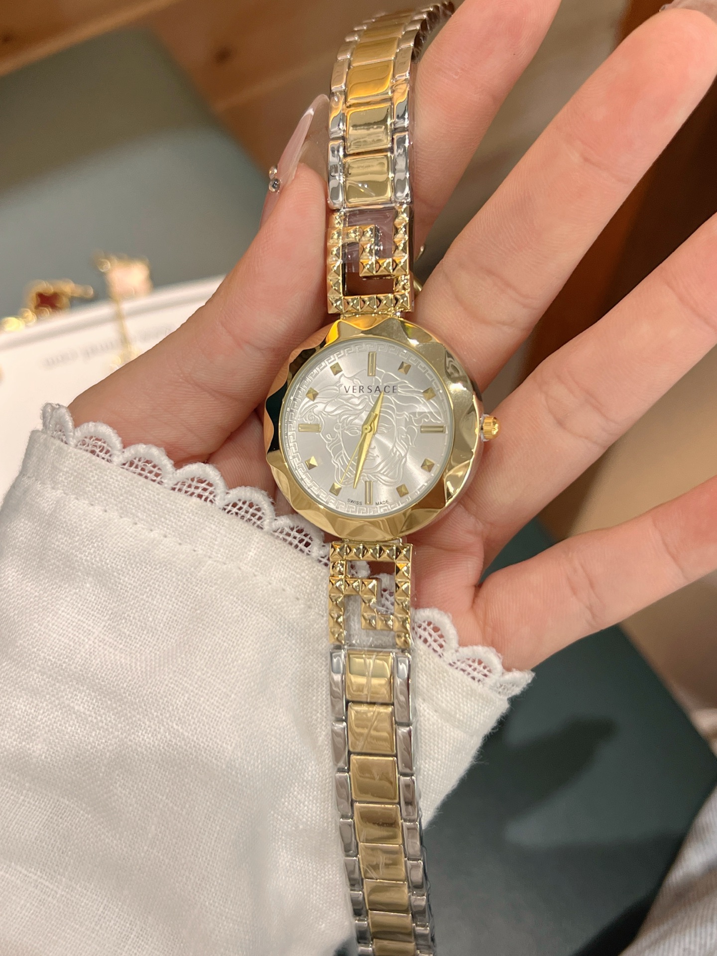 💰45 范思哲 🦁搭配品牌标志性的美杜莎、图案作为主