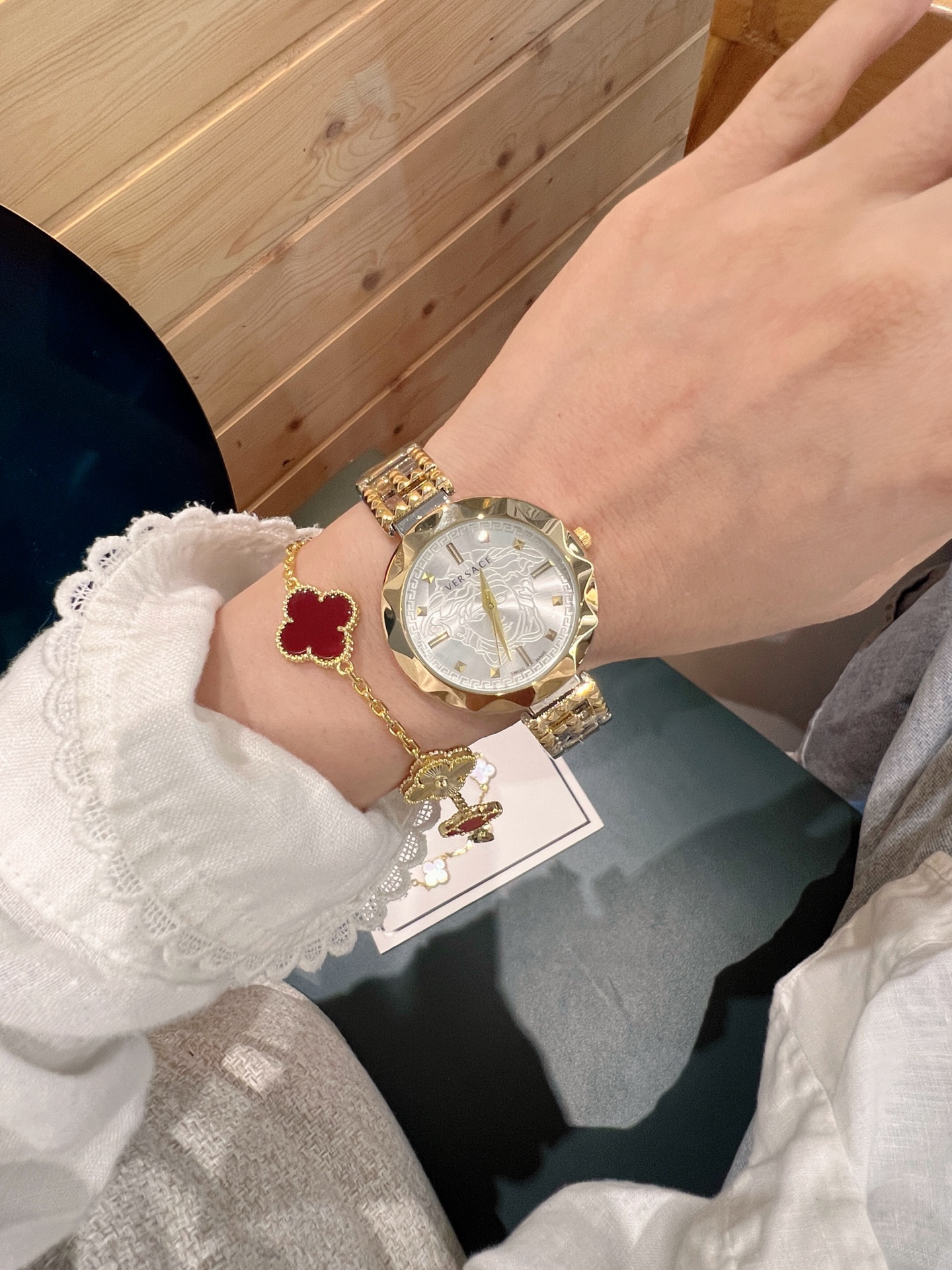 💰45 范思哲 🦁搭配品牌标志性的美杜莎、图案作为主