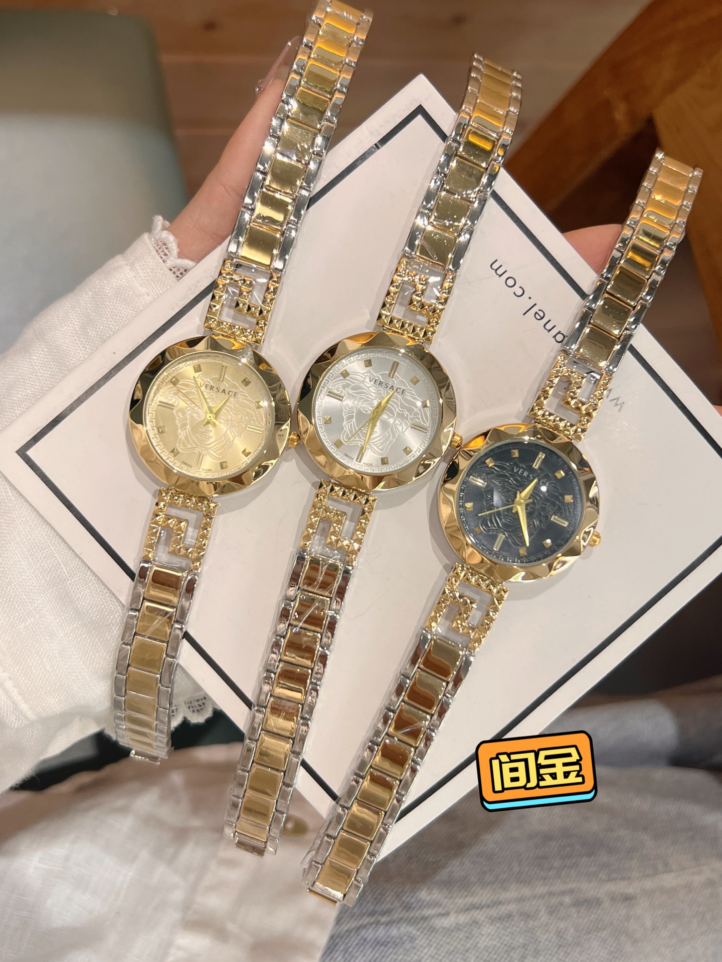 💰45 范思哲 🦁搭配品牌标志性的美杜莎、图案作为主