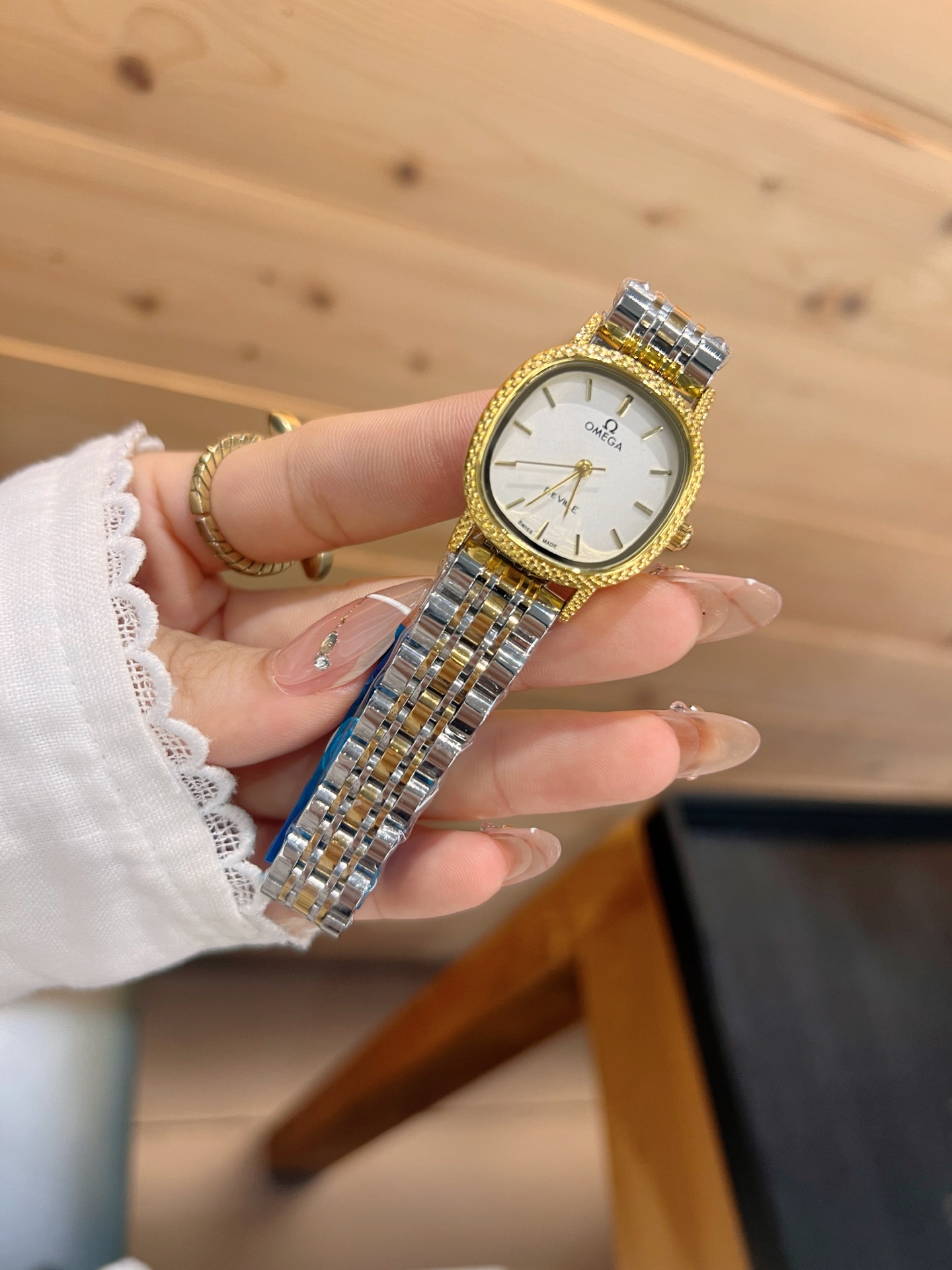 💰65
欧米伽经典款石英手表，进口石英机芯，精钢材质表