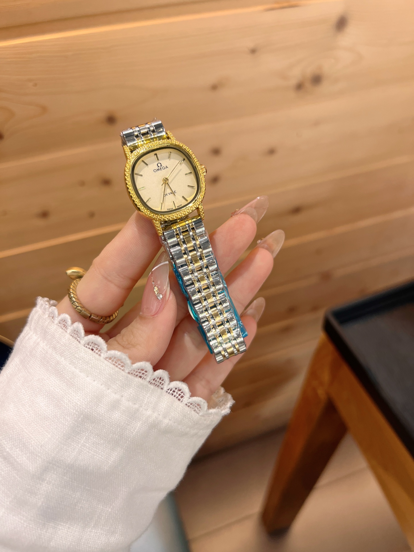 💰65
欧米伽经典款石英手表，进口石英机芯，精钢材质表