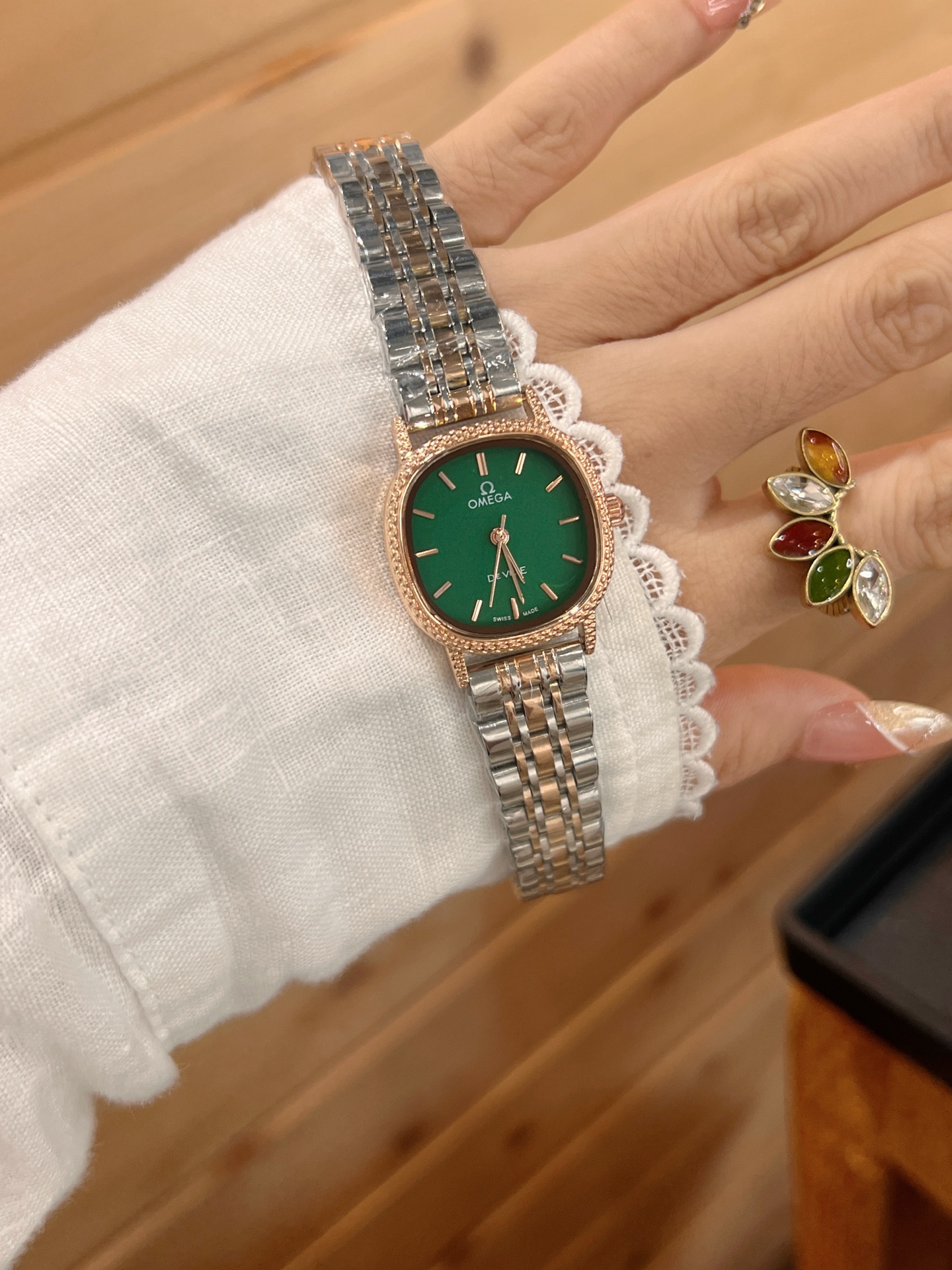 💰65
欧米伽经典款石英手表，进口石英机芯，精钢材质表