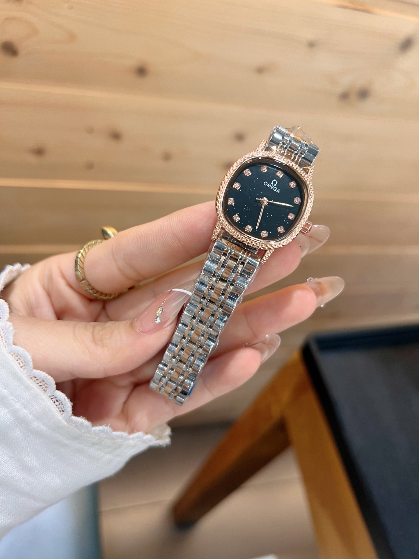 💰65
欧米伽经典款石英手表，进口石英机芯，精钢材质表