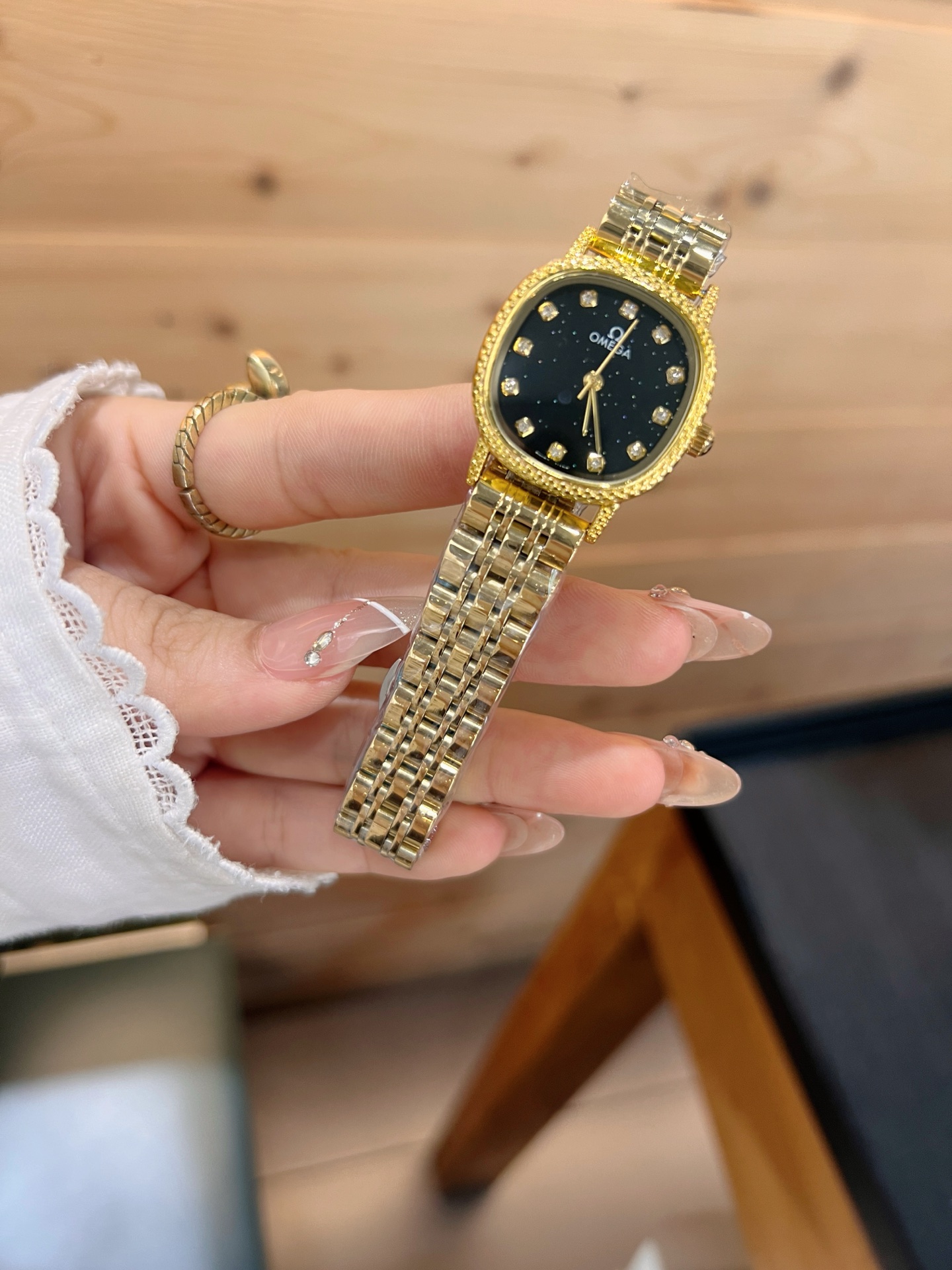 💰65
欧米伽经典款石英手表，进口石英机芯，精钢材质表