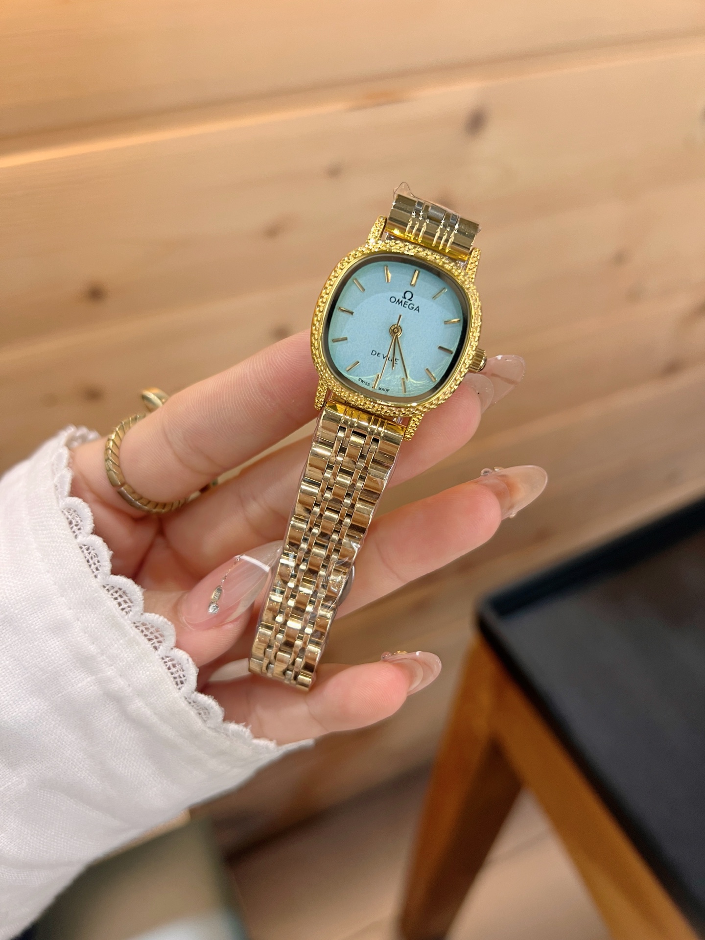 💰65
欧米伽经典款石英手表，进口石英机芯，精钢材质表