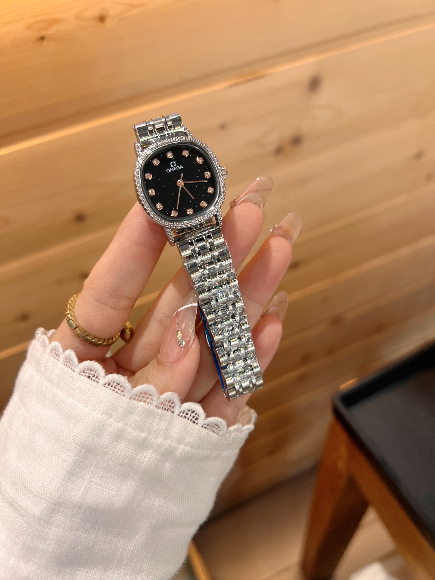 💰65
欧米伽经典款石英手表，进口石英机芯，精钢材质表