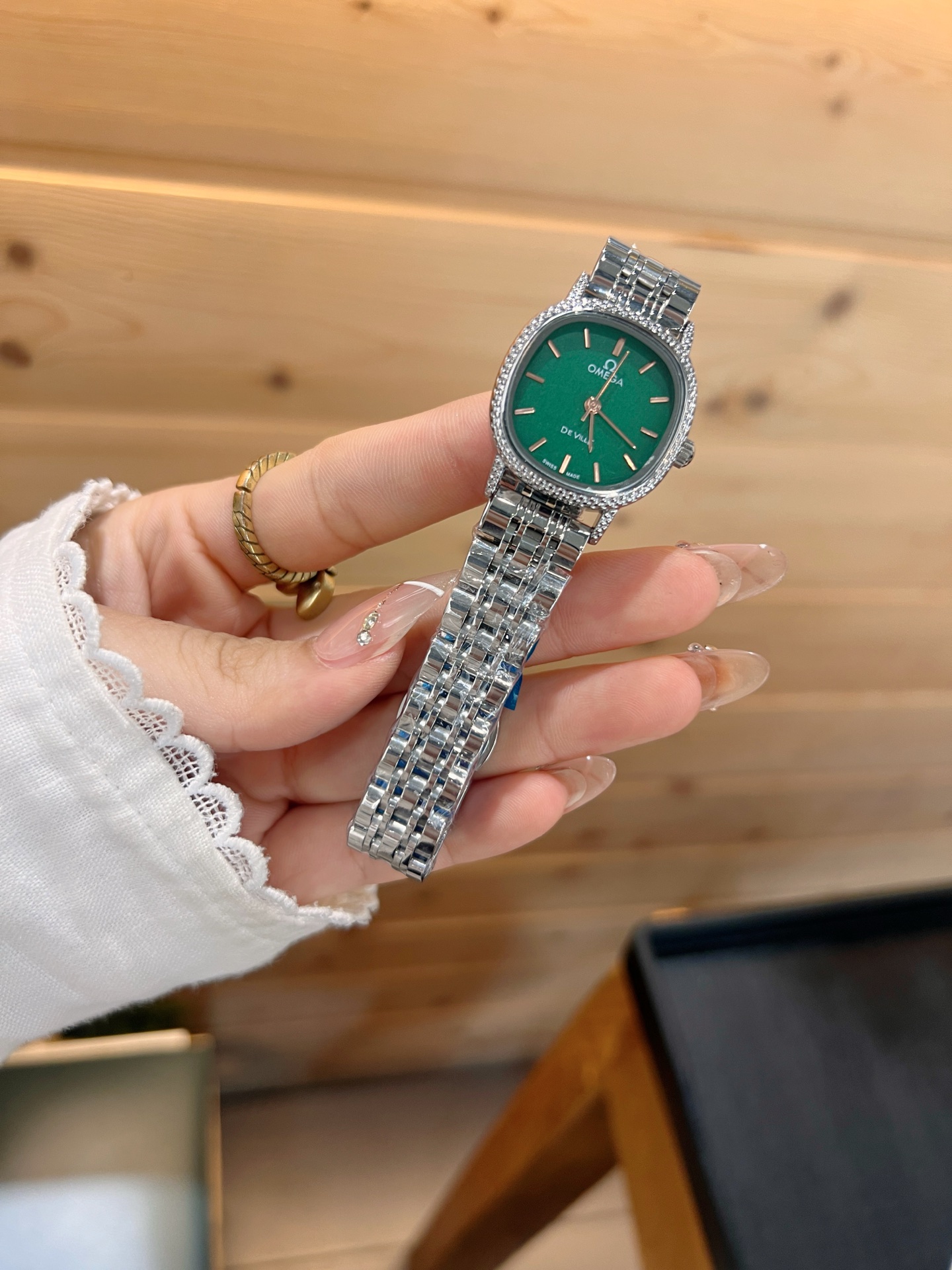 💰65
欧米伽经典款石英手表，进口石英机芯，精钢材质表