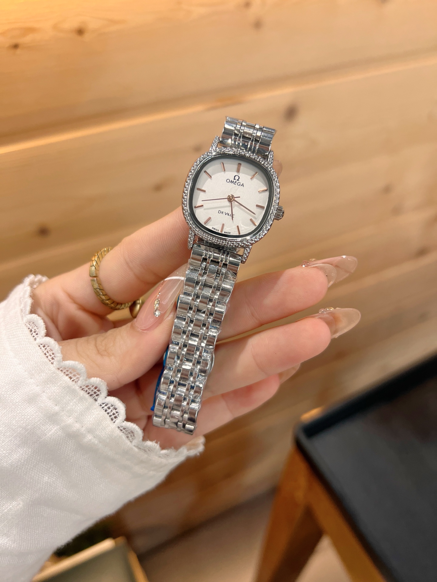 💰65
欧米伽经典款石英手表，进口石英机芯，精钢材质表