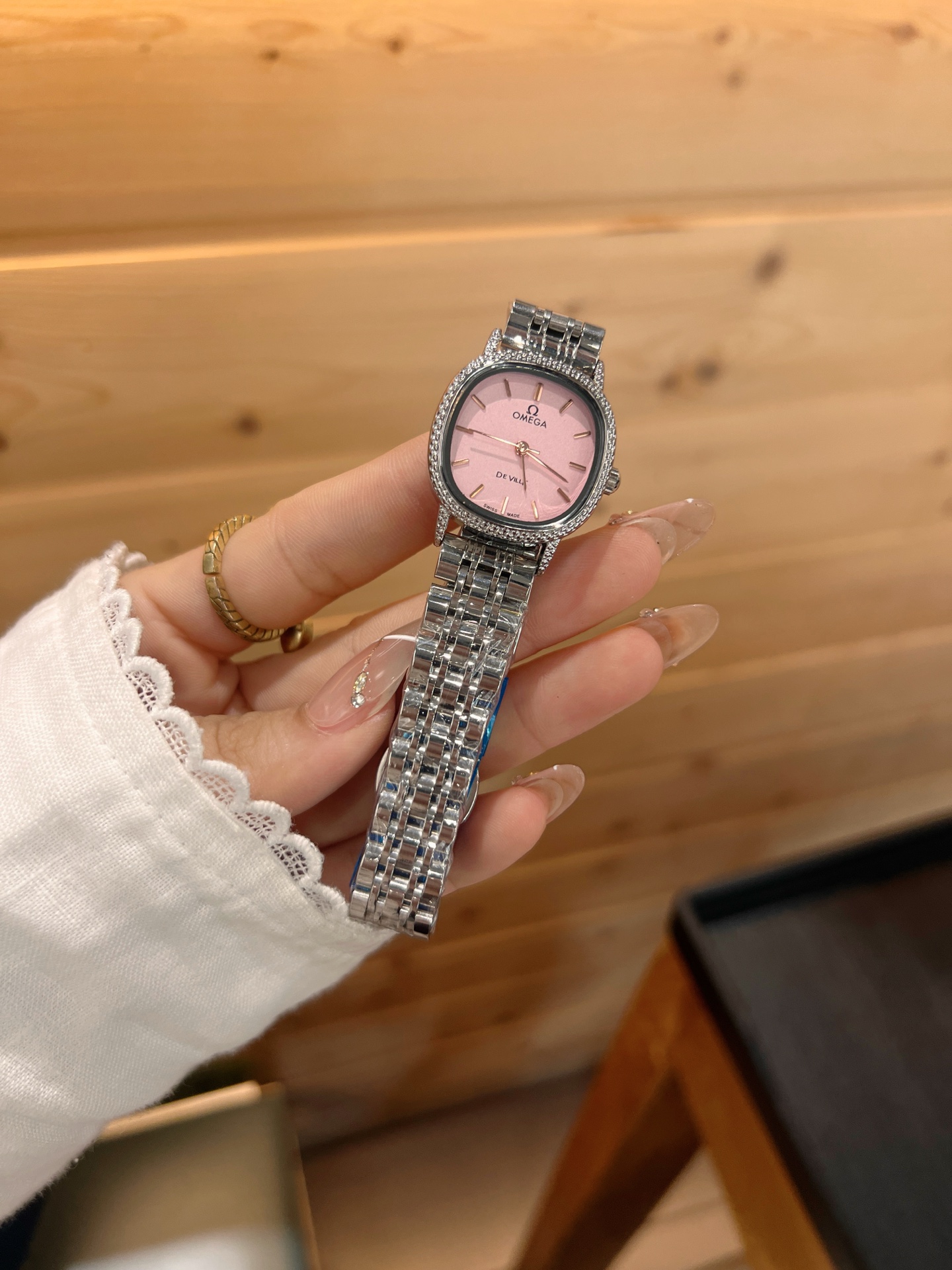 💰65
欧米伽经典款石英手表，进口石英机芯，精钢材质表