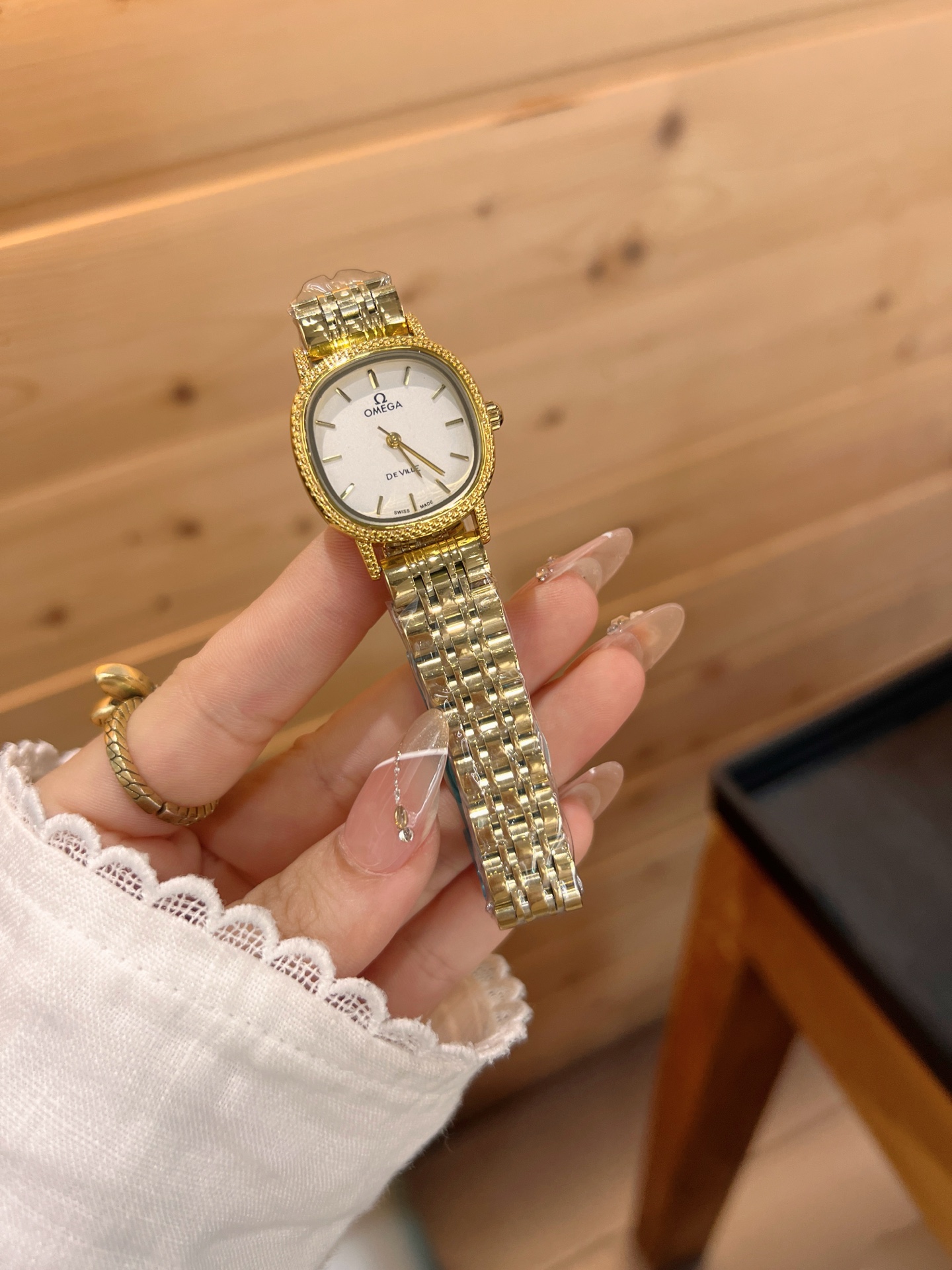 💰65
欧米伽经典款石英手表，进口石英机芯，精钢材质表