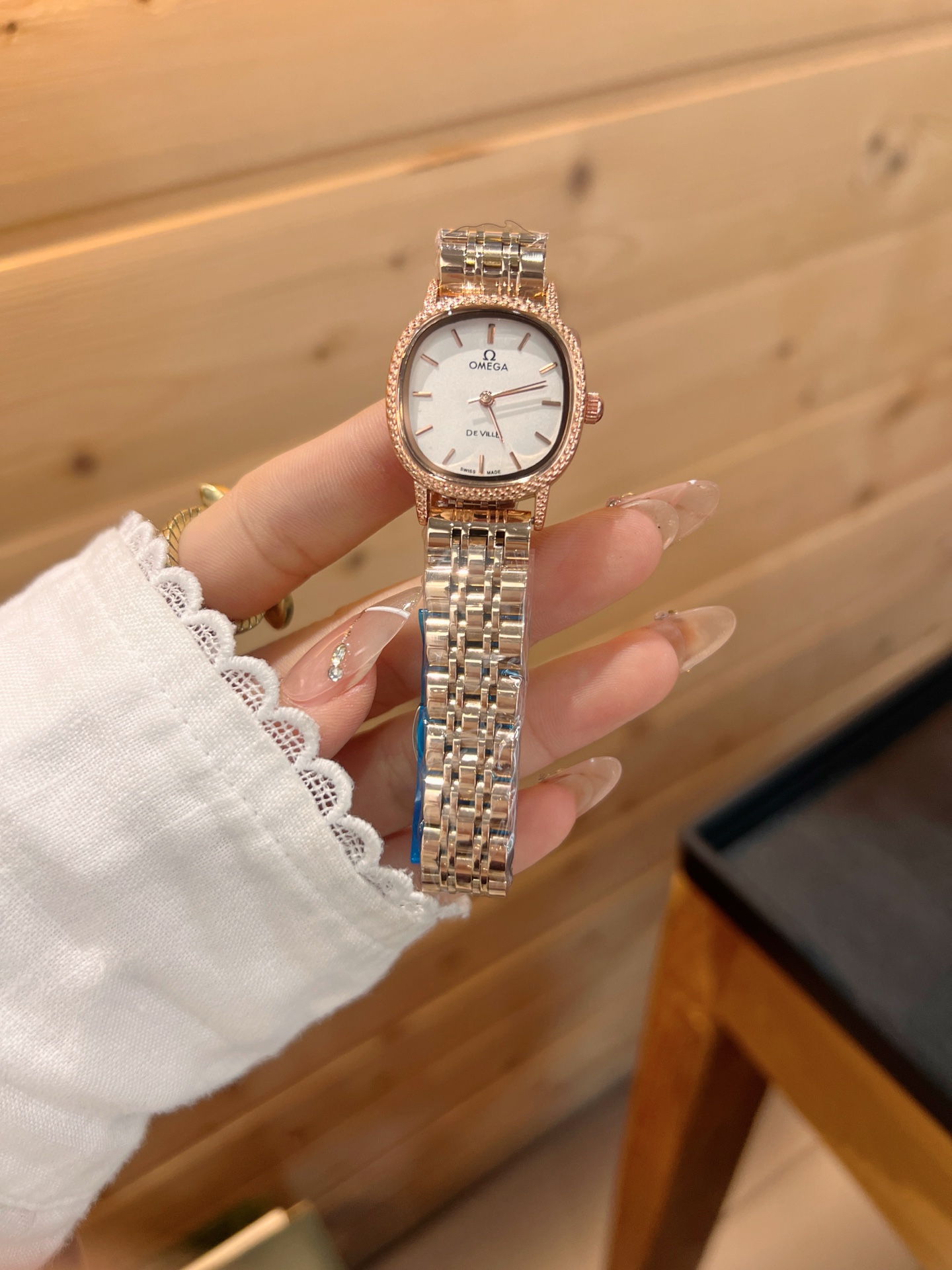 💰65
欧米伽经典款石英手表，进口石英机芯，精钢材质表