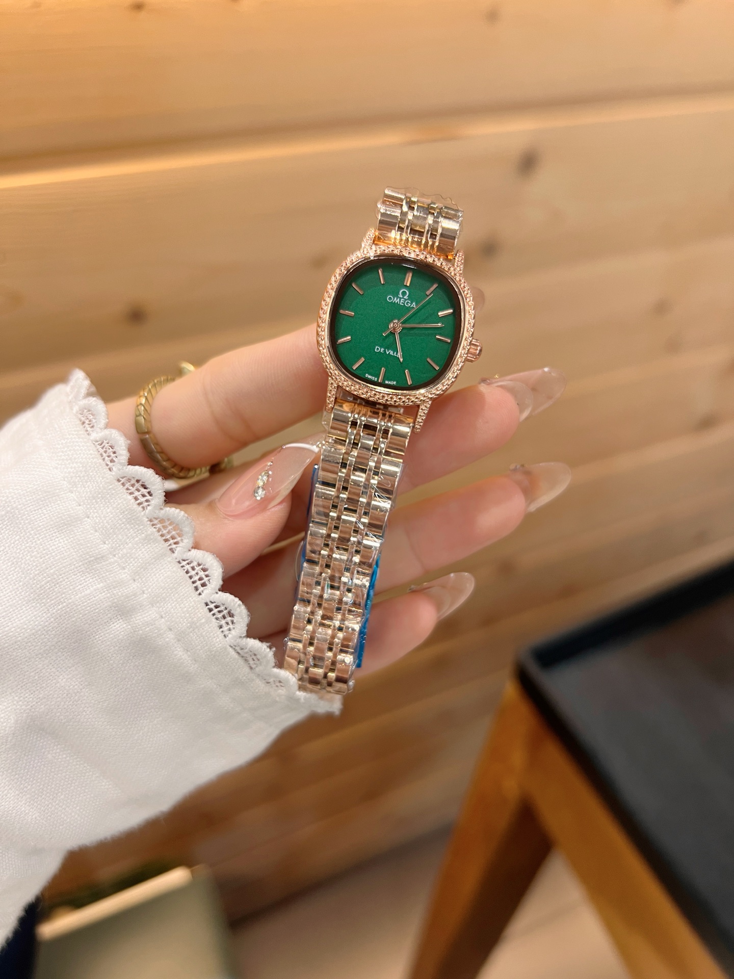 💰65
欧米伽经典款石英手表，进口石英机芯，精钢材质表