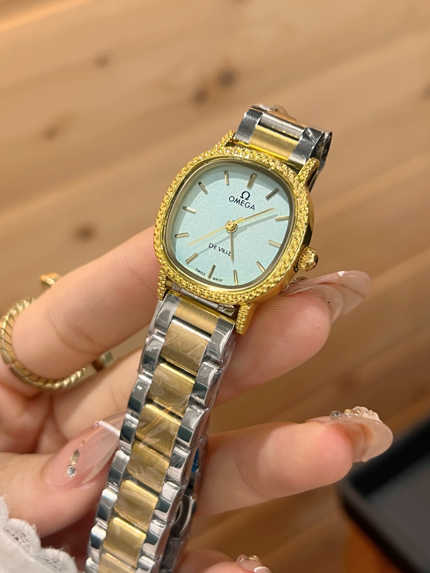 💰65
欧米伽经典款石英手表，进口石英机芯，精钢材质表