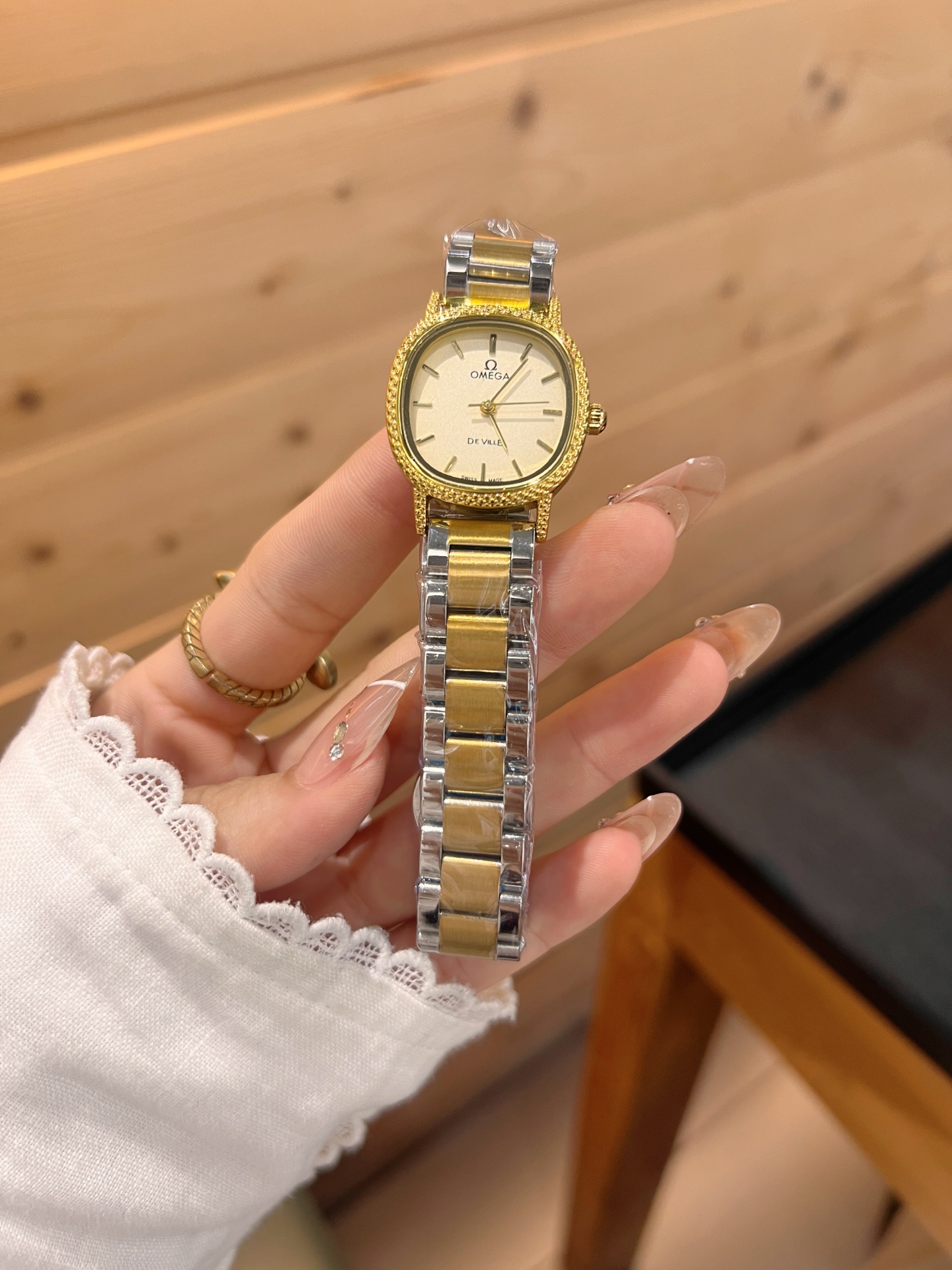 💰65
欧米伽经典款石英手表，进口石英机芯，精钢材质表