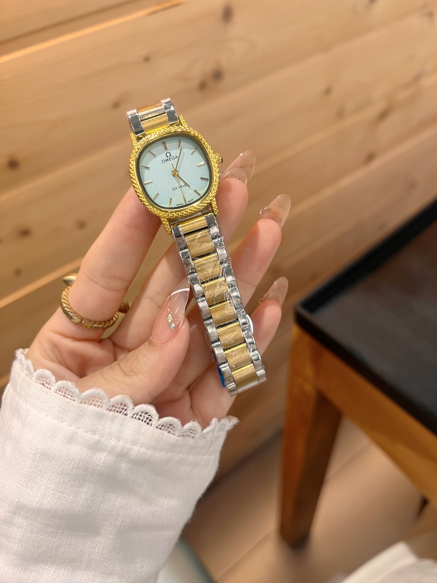 💰65
欧米伽经典款石英手表，进口石英机芯，精钢材质表