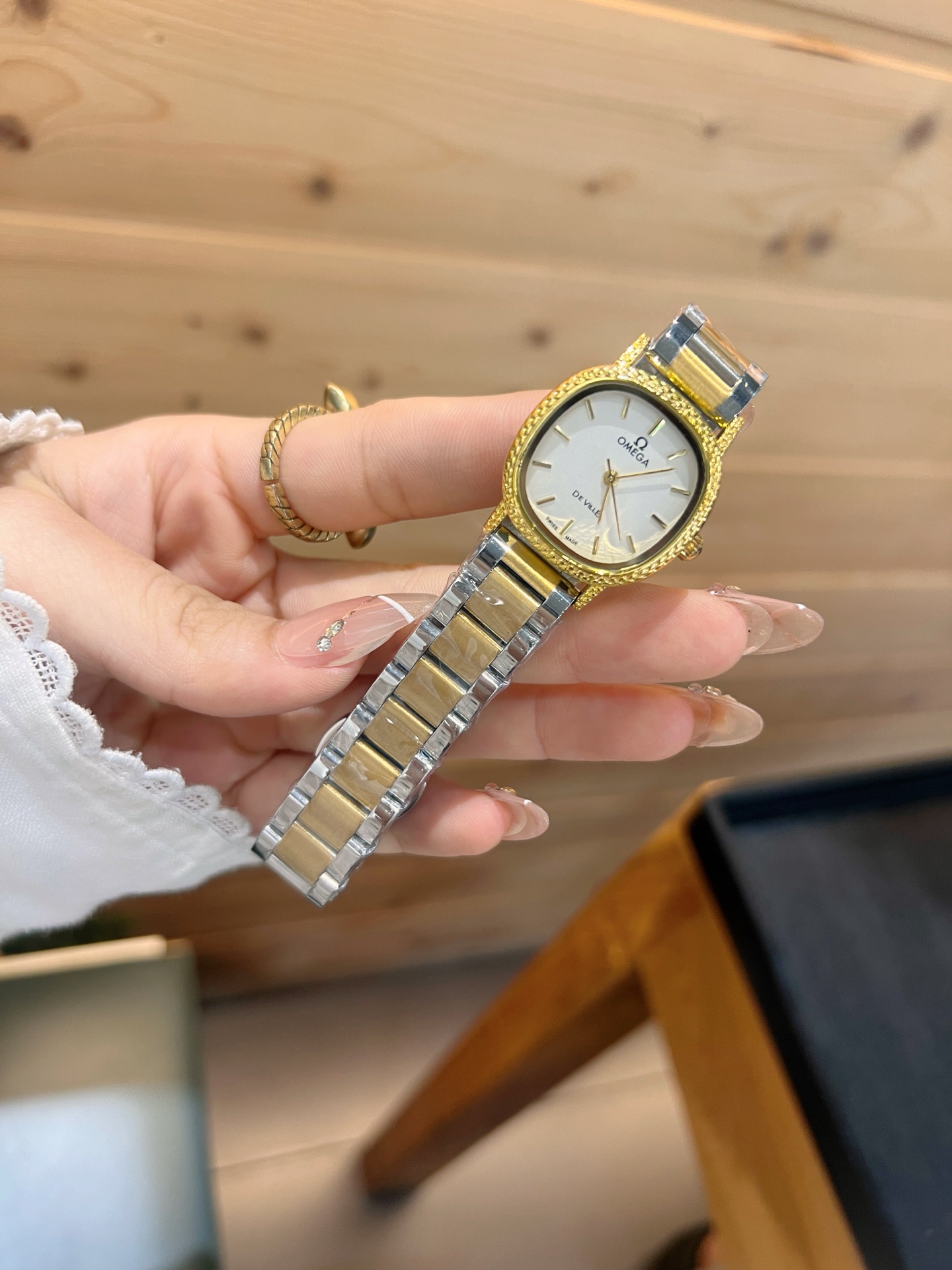 💰65
欧米伽经典款石英手表，进口石英机芯，精钢材质表