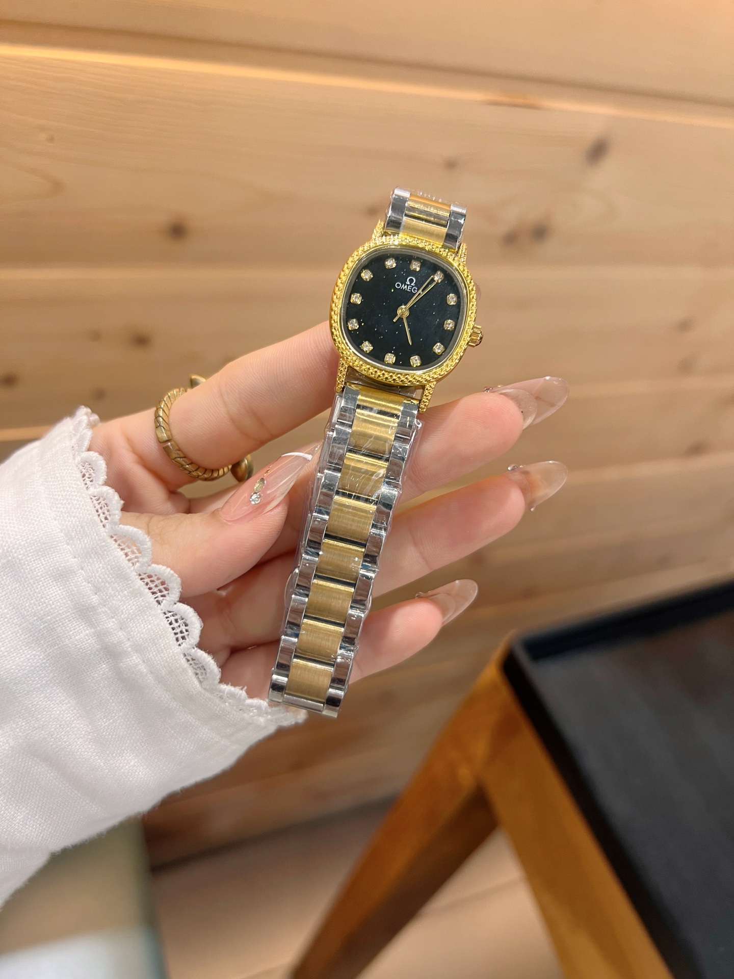 💰65
欧米伽经典款石英手表，进口石英机芯，精钢材质表