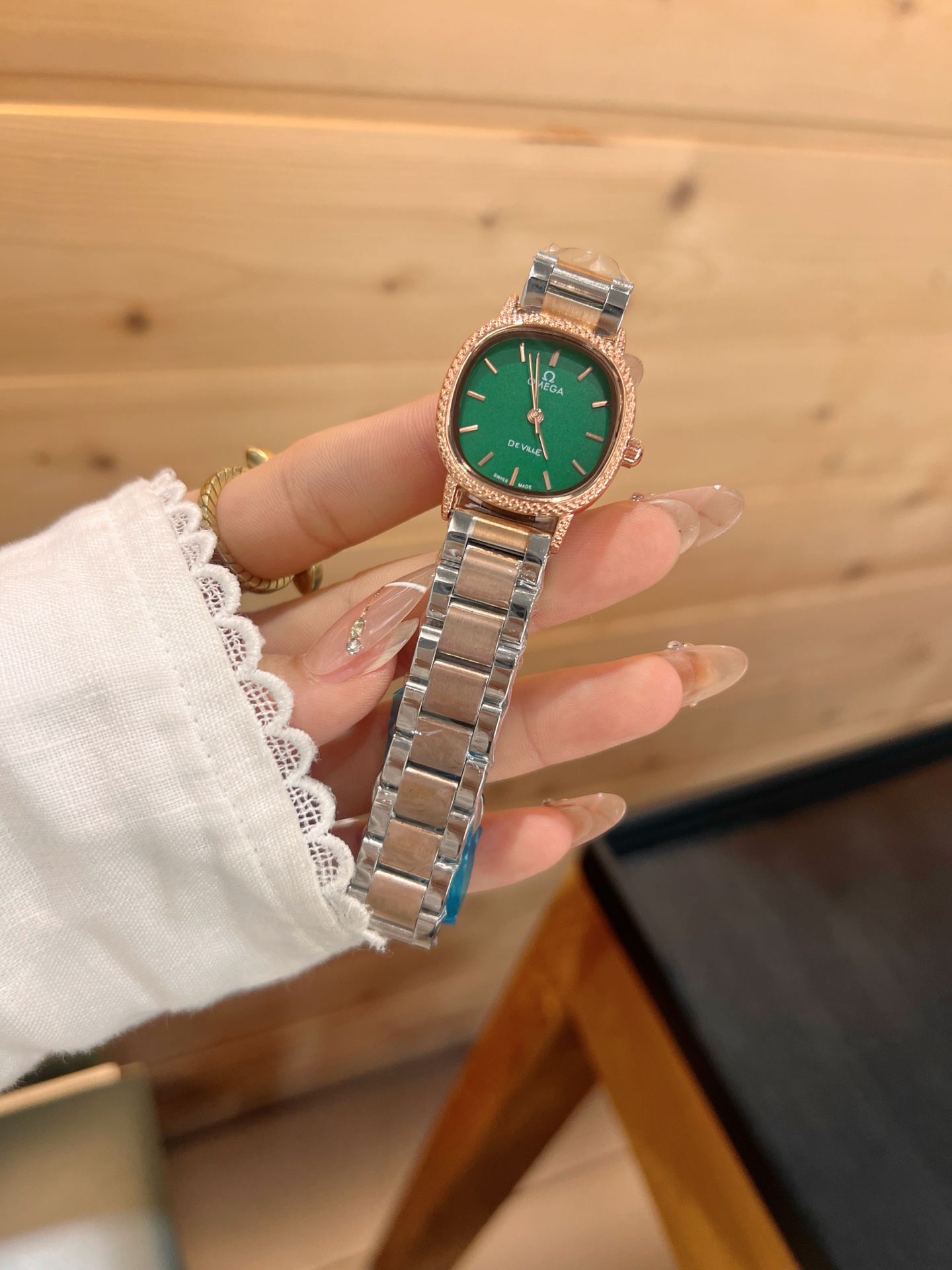 💰65
欧米伽经典款石英手表，进口石英机芯，精钢材质表