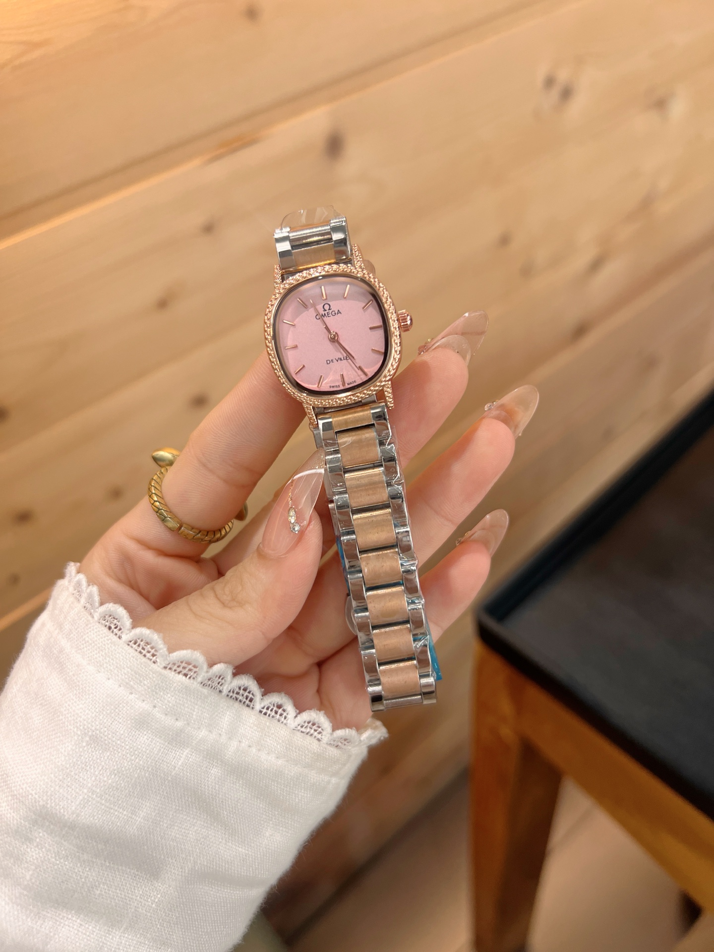 💰65
欧米伽经典款石英手表，进口石英机芯，精钢材质表