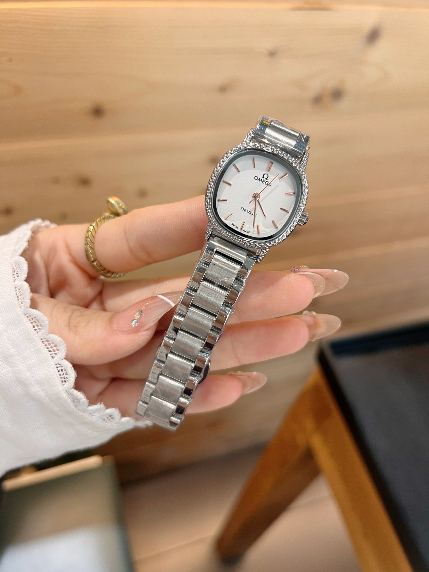 💰65
欧米伽经典款石英手表，进口石英机芯，精钢材质表