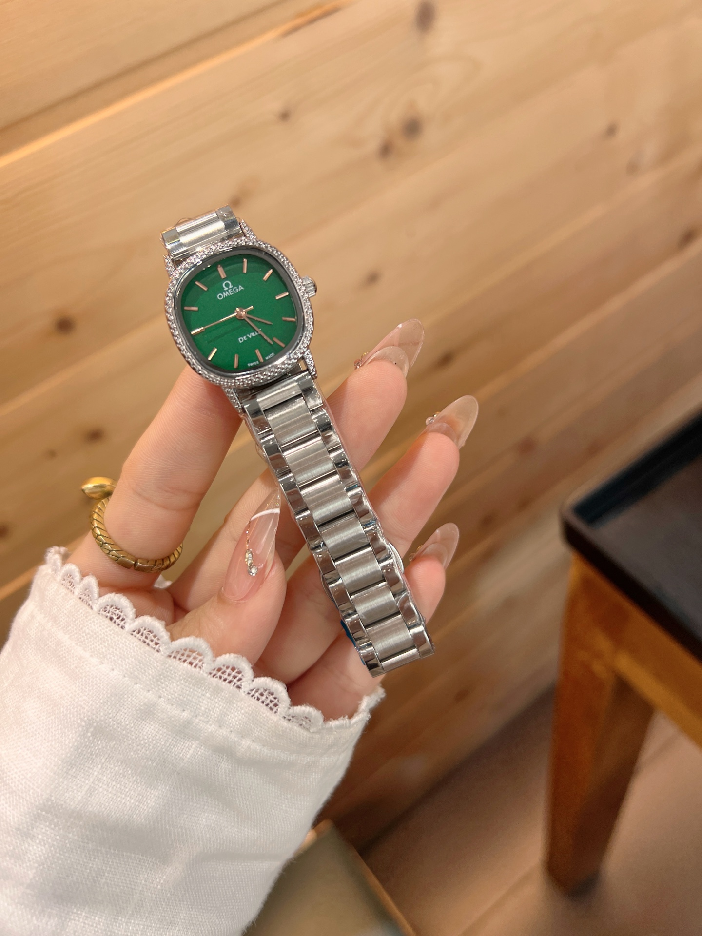 💰65
欧米伽经典款石英手表，进口石英机芯，精钢材质表