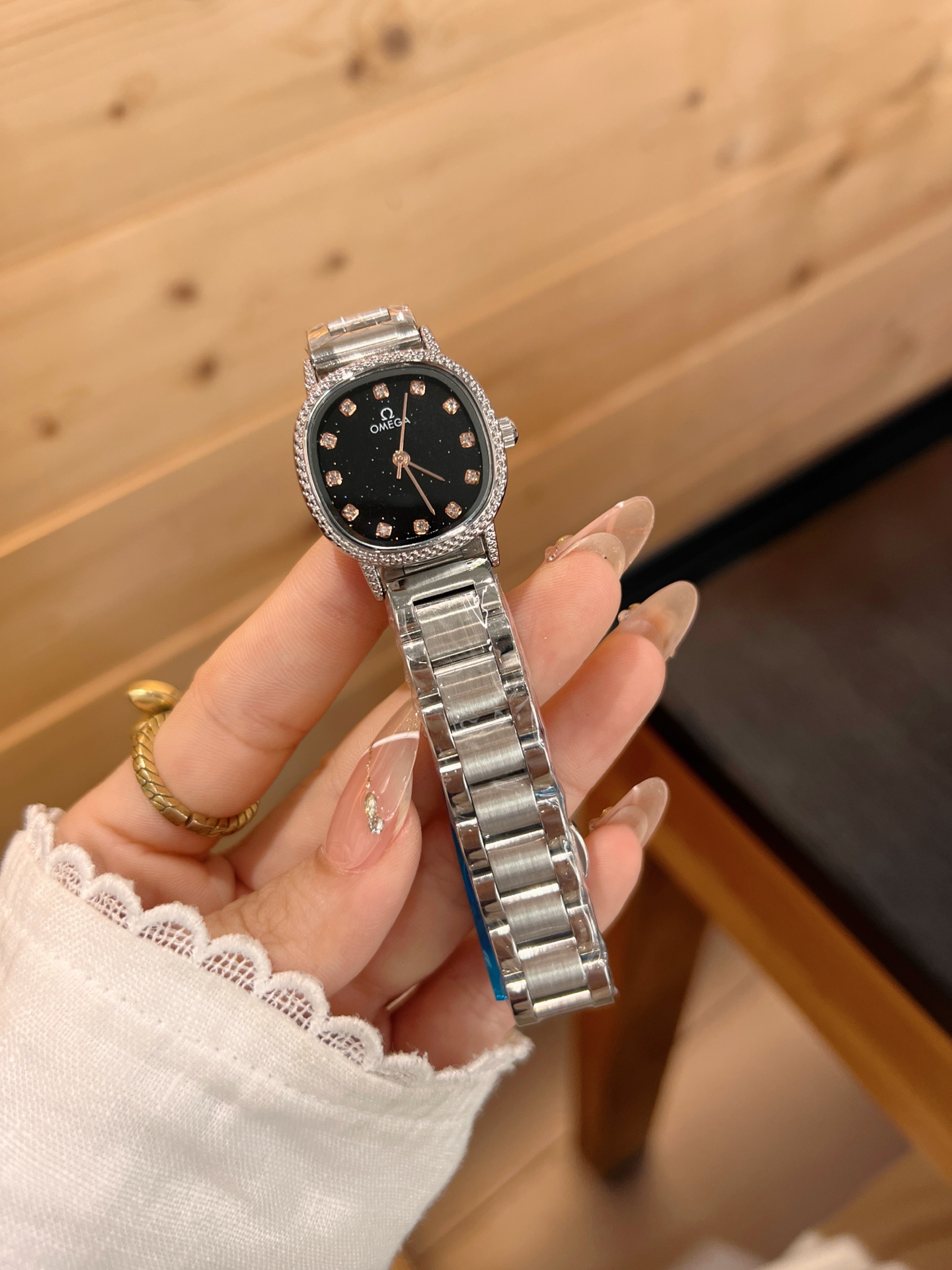 💰65
欧米伽经典款石英手表，进口石英机芯，精钢材质表