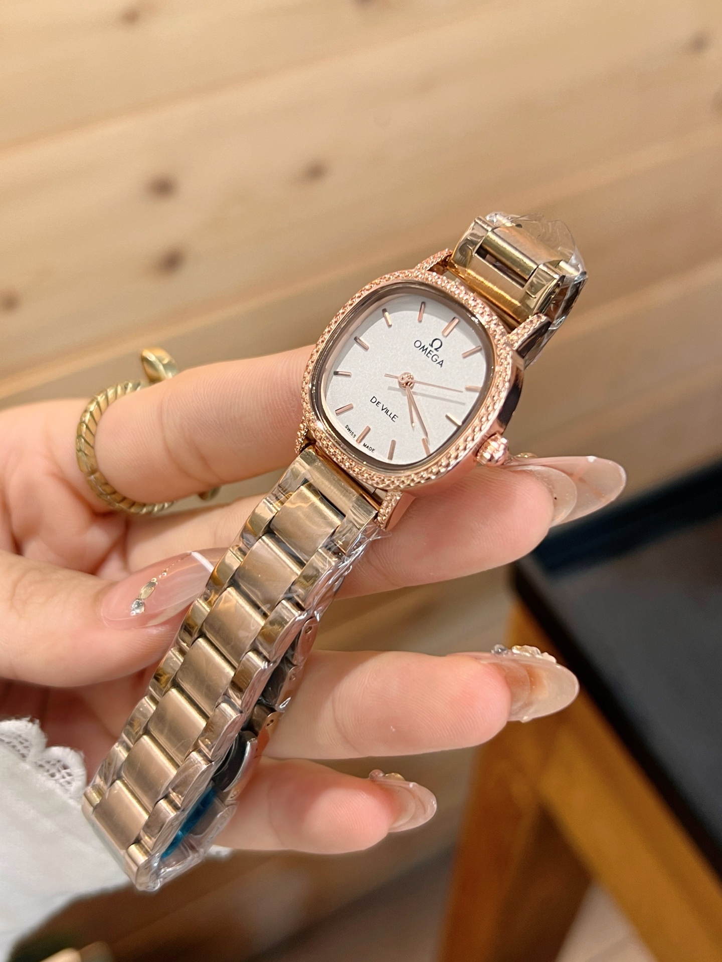 💰65
欧米伽经典款石英手表，进口石英机芯，精钢材质表