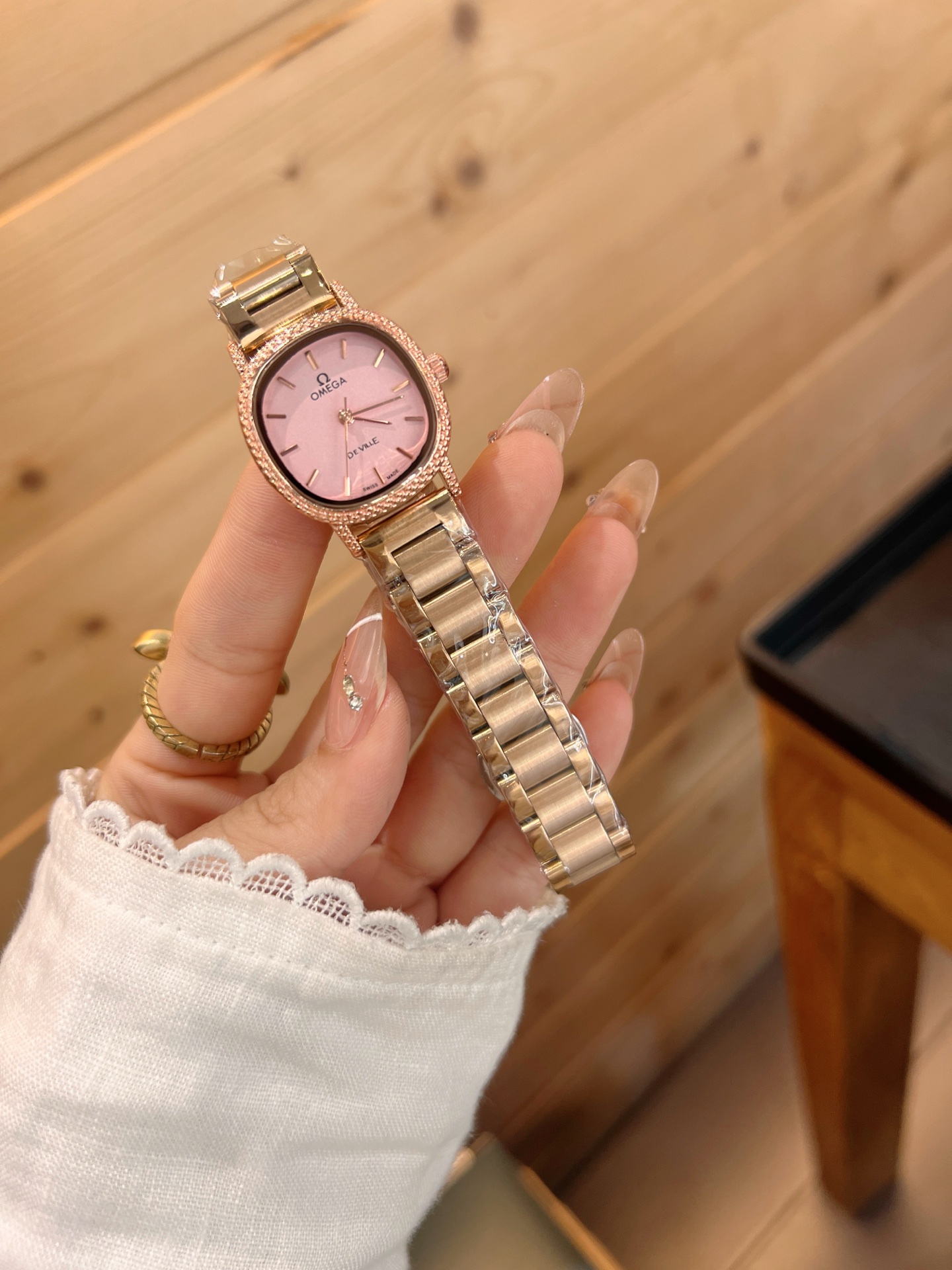 💰65
欧米伽经典款石英手表，进口石英机芯，精钢材质表