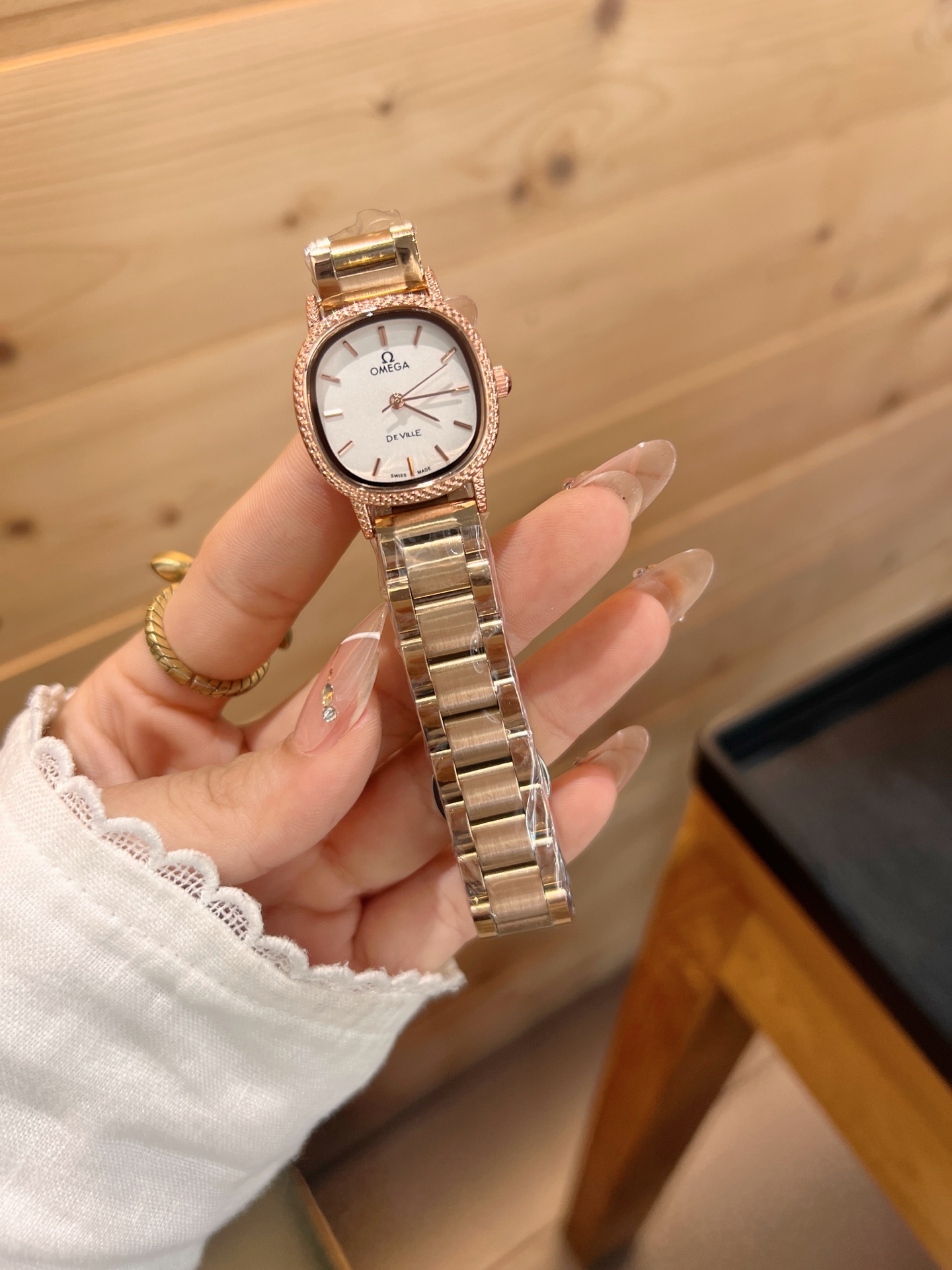 💰65
欧米伽经典款石英手表，进口石英机芯，精钢材质表