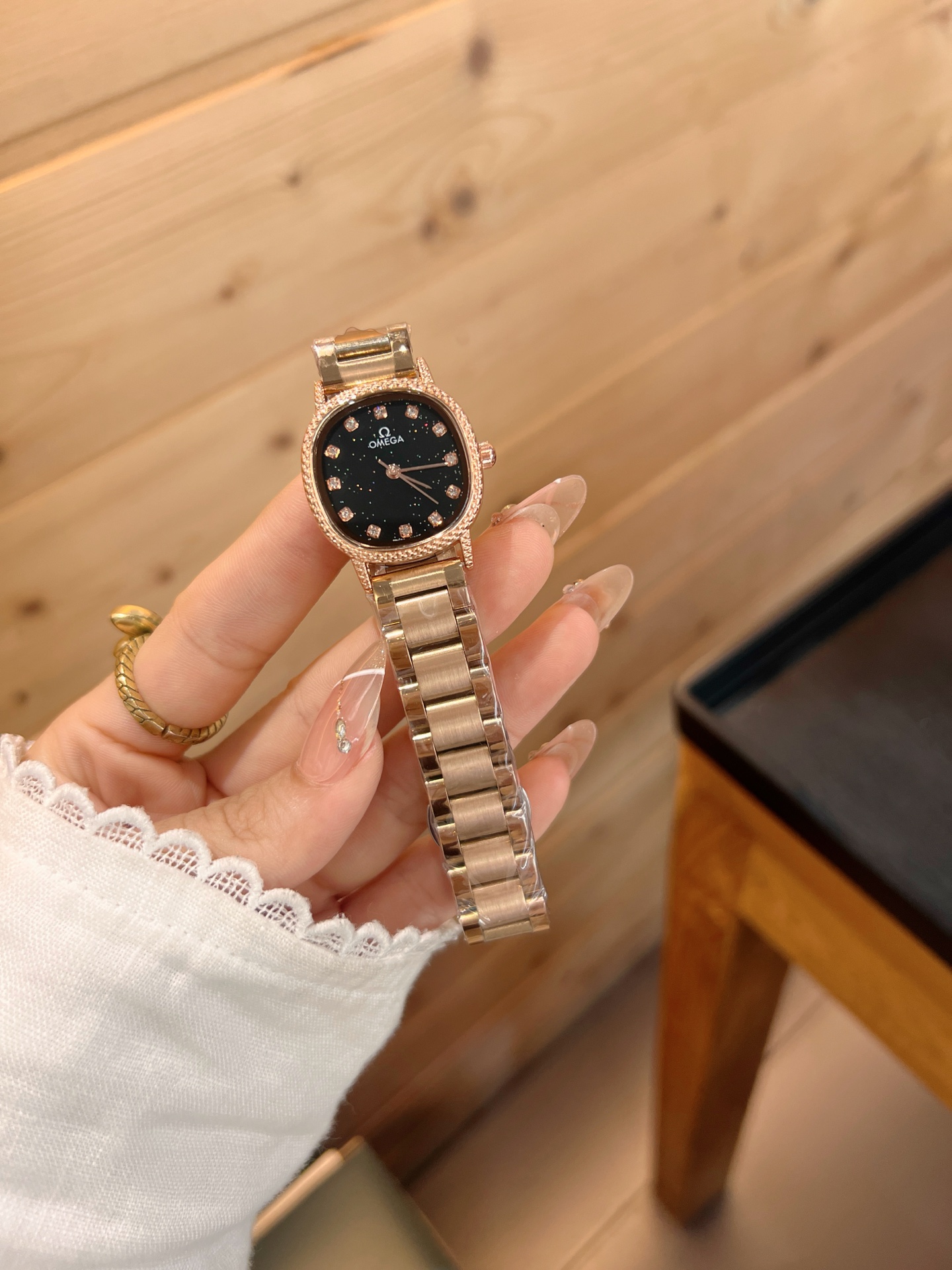 💰65
欧米伽经典款石英手表，进口石英机芯，精钢材质表