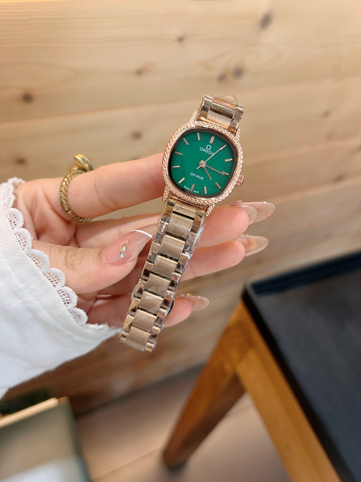 💰65
欧米伽经典款石英手表，进口石英机芯，精钢材质表