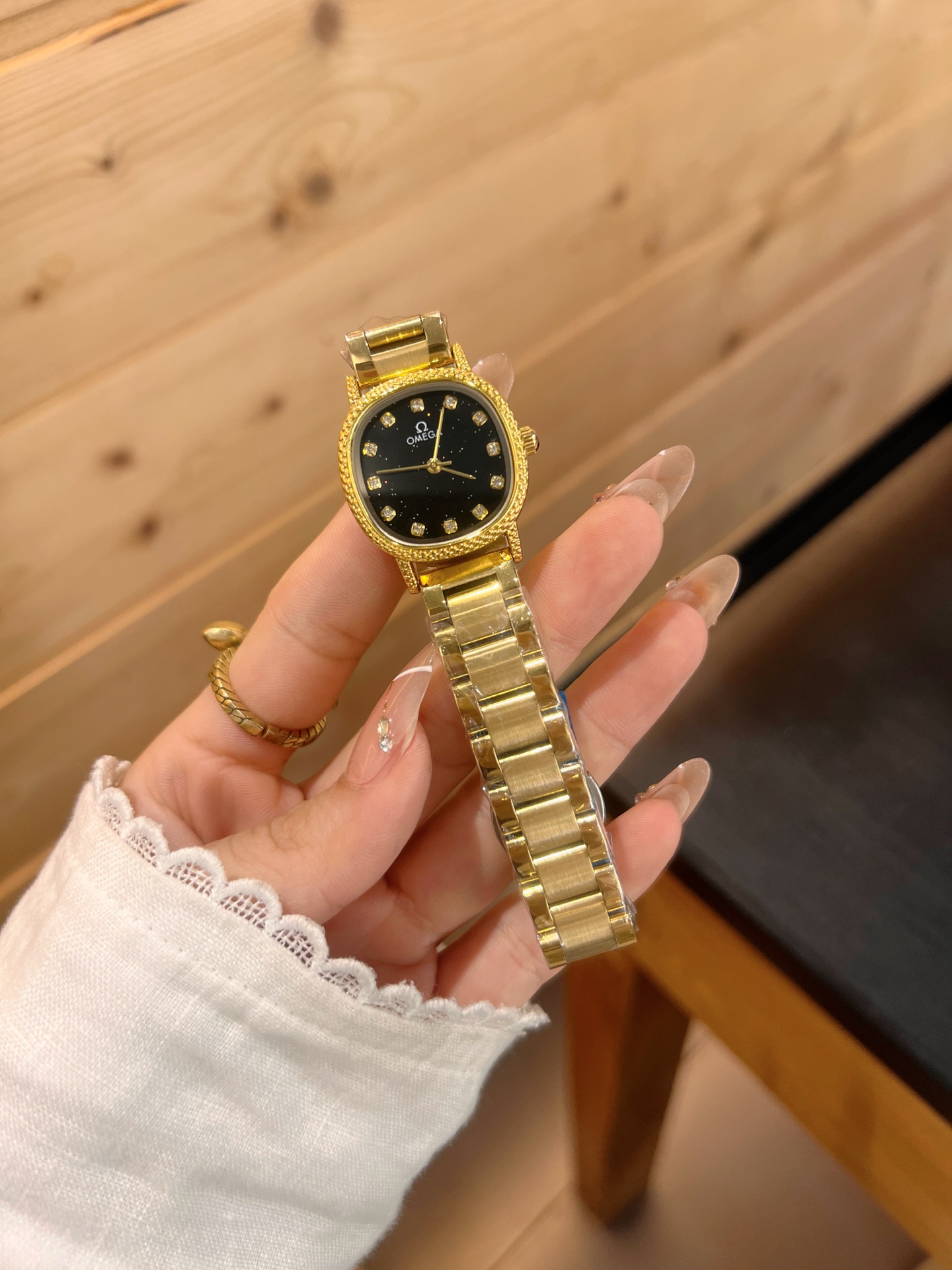 💰65
欧米伽经典款石英手表，进口石英机芯，精钢材质表