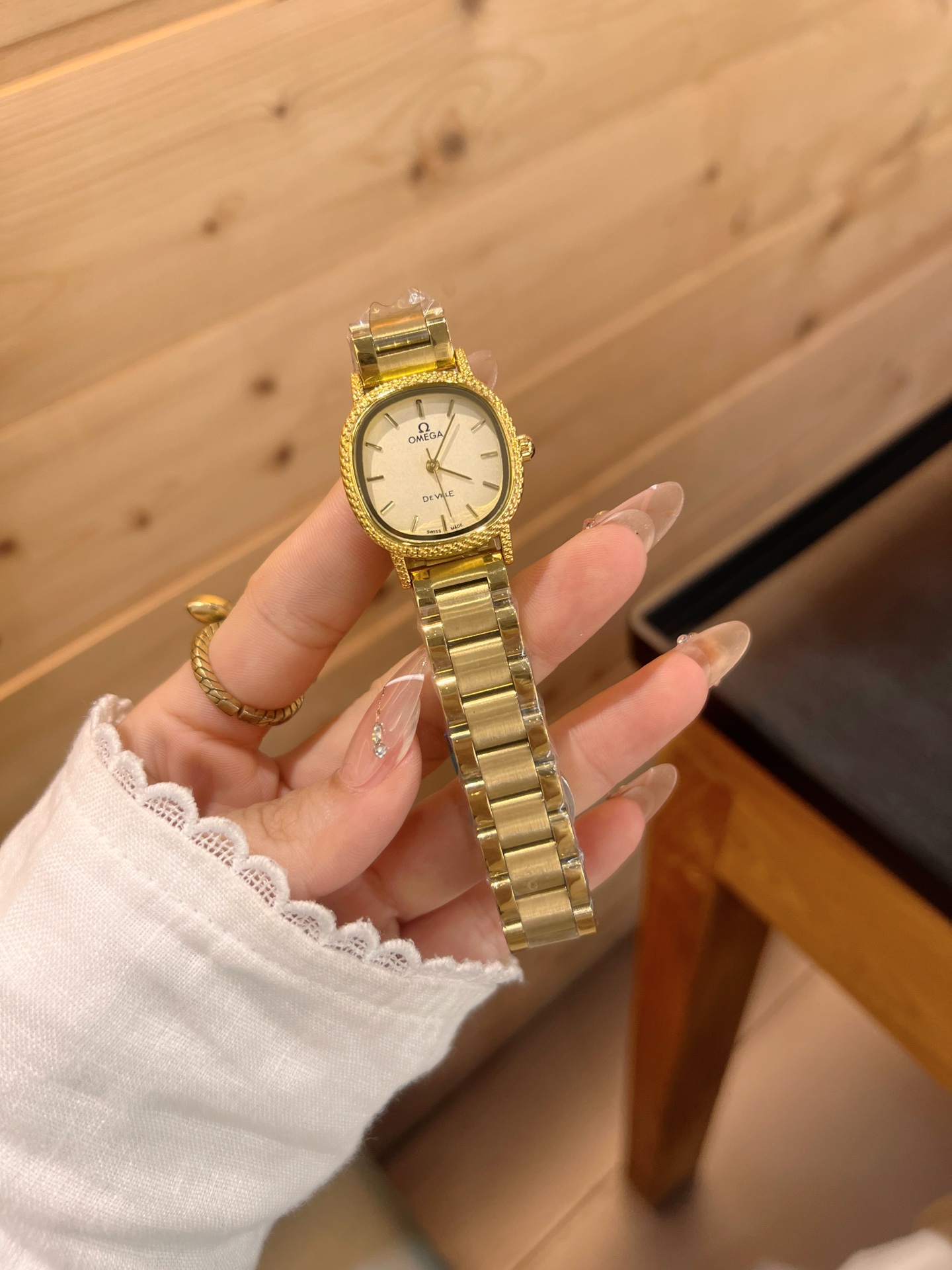 💰65
欧米伽经典款石英手表，进口石英机芯，精钢材质表