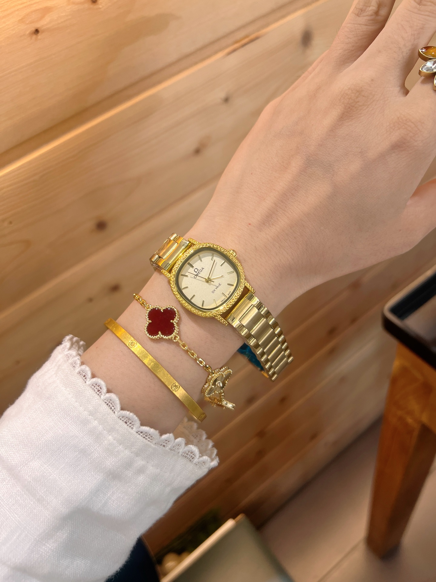 💰65
欧米伽经典款石英手表，进口石英机芯，精钢材质表