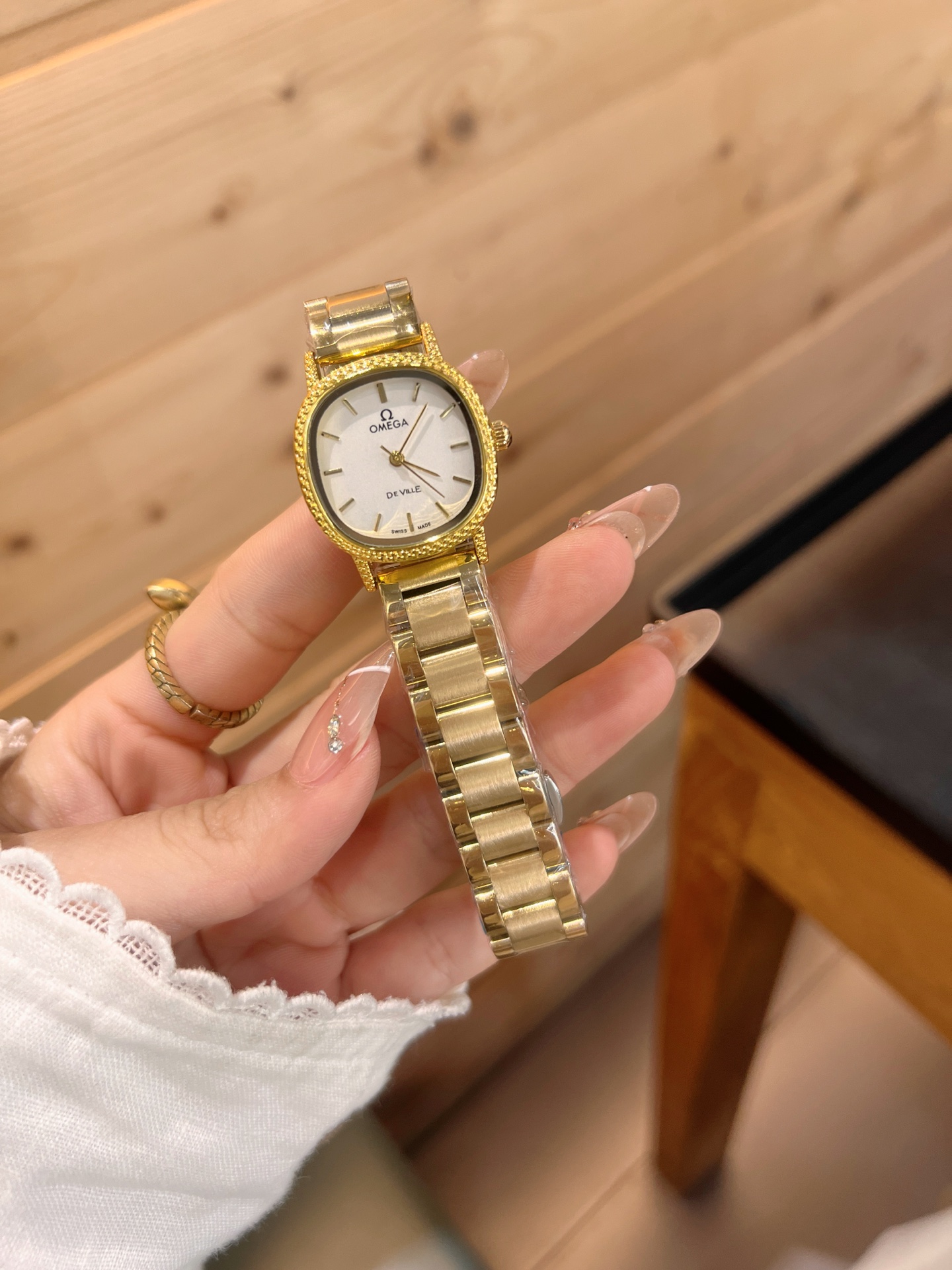 💰65
欧米伽经典款石英手表，进口石英机芯，精钢材质表