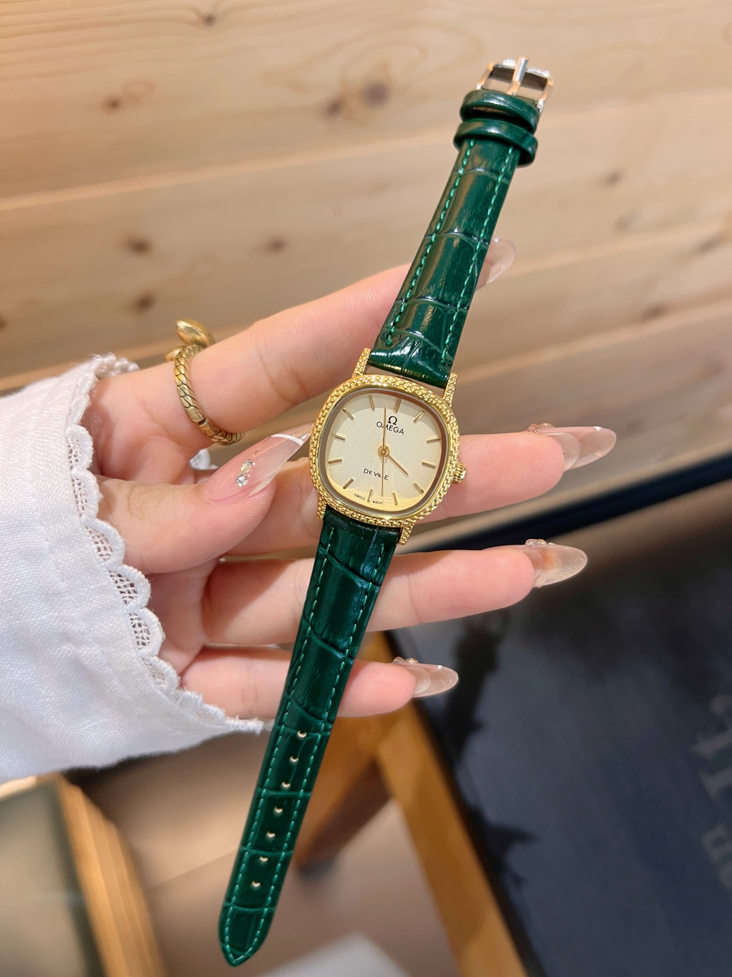 💰55
欧米伽经典款石英手表，进口石英机芯，精钢材质表