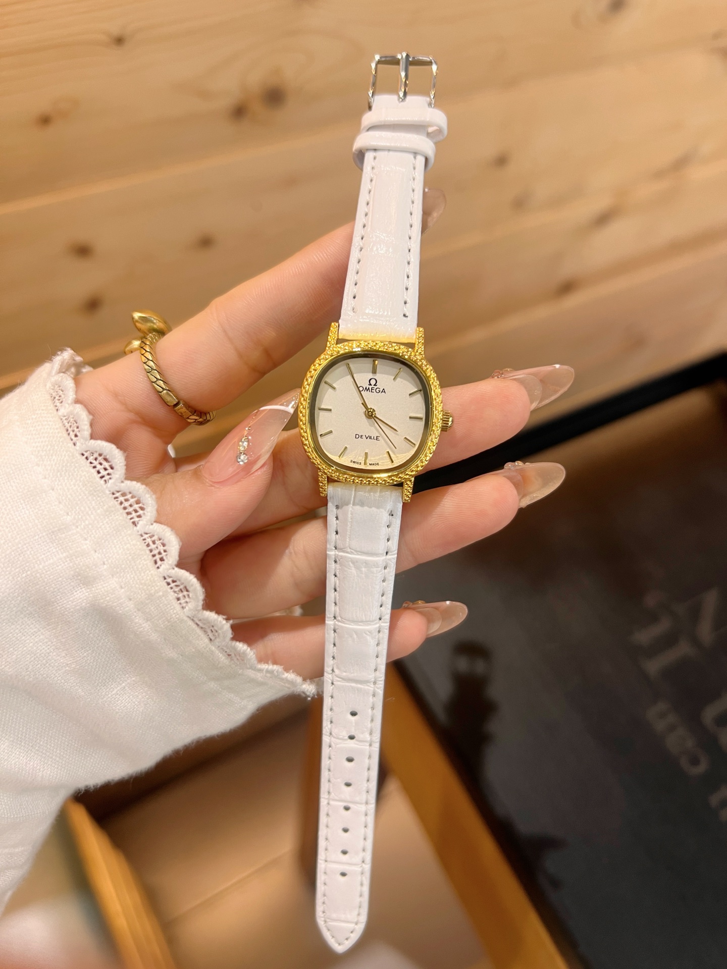 💰55
欧米伽经典款石英手表，进口石英机芯，精钢材质表