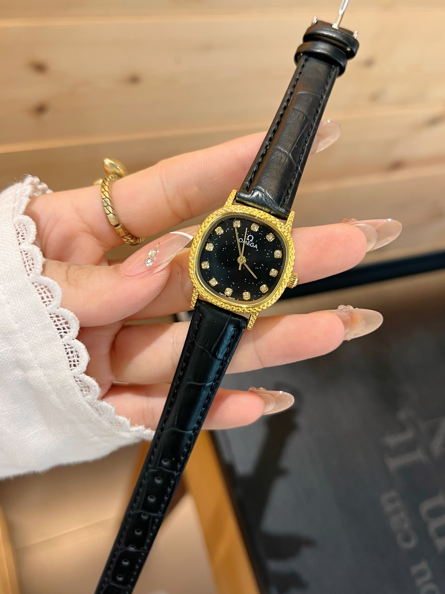 💰55
欧米伽经典款石英手表，进口石英机芯，精钢材质表