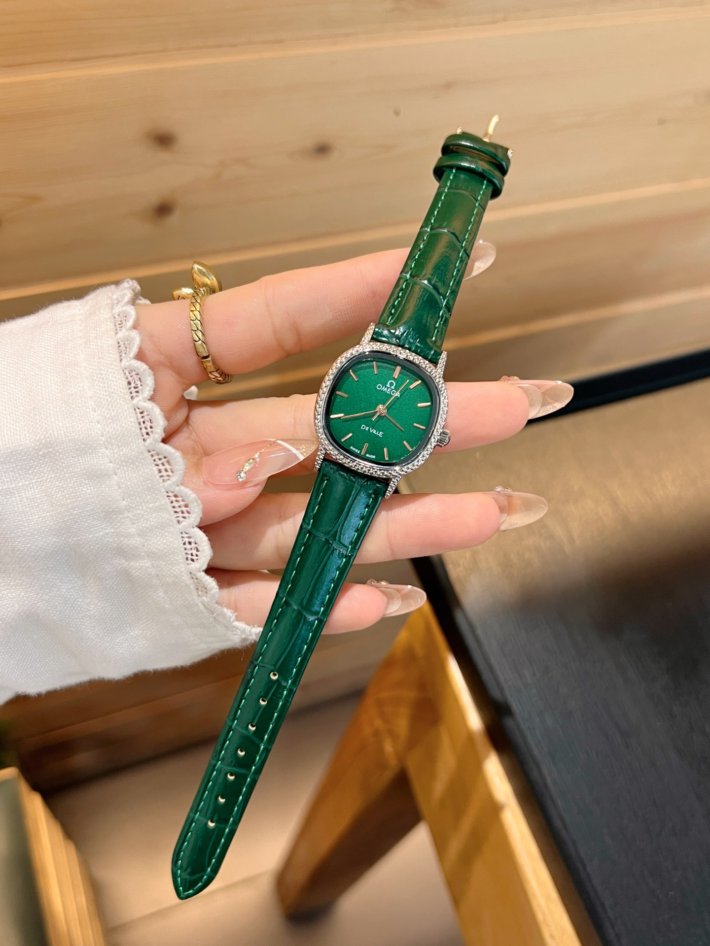 💰55
欧米伽经典款石英手表，进口石英机芯，精钢材质表