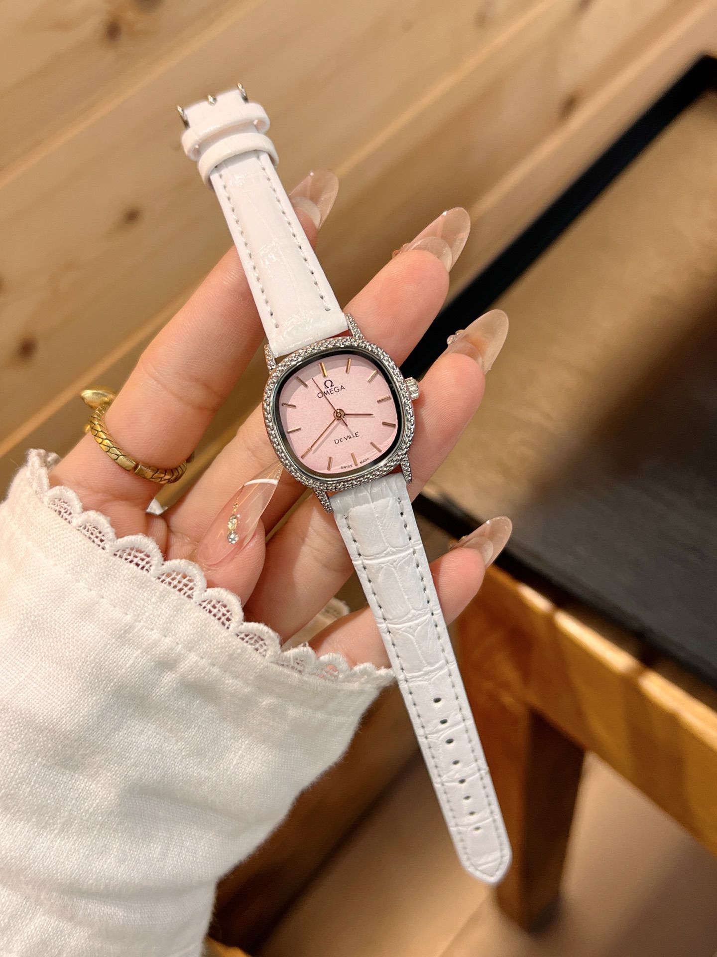 💰55
欧米伽经典款石英手表，进口石英机芯，精钢材质表