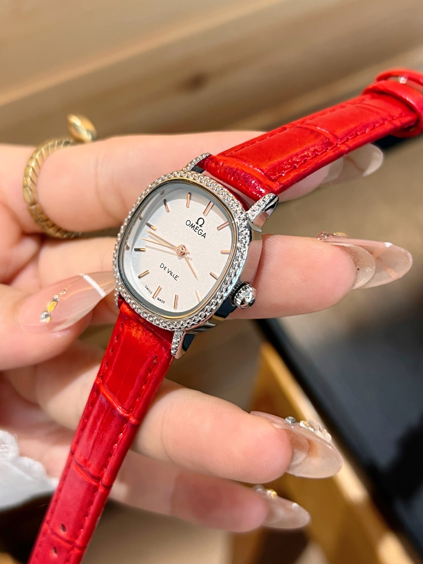 💰55
欧米伽经典款石英手表，进口石英机芯，精钢材质表