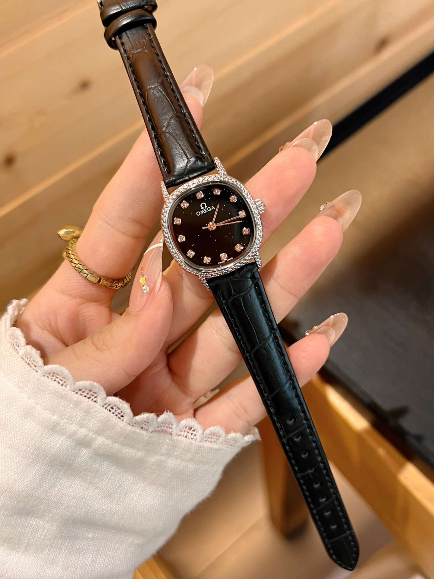 💰55
欧米伽经典款石英手表，进口石英机芯，精钢材质表